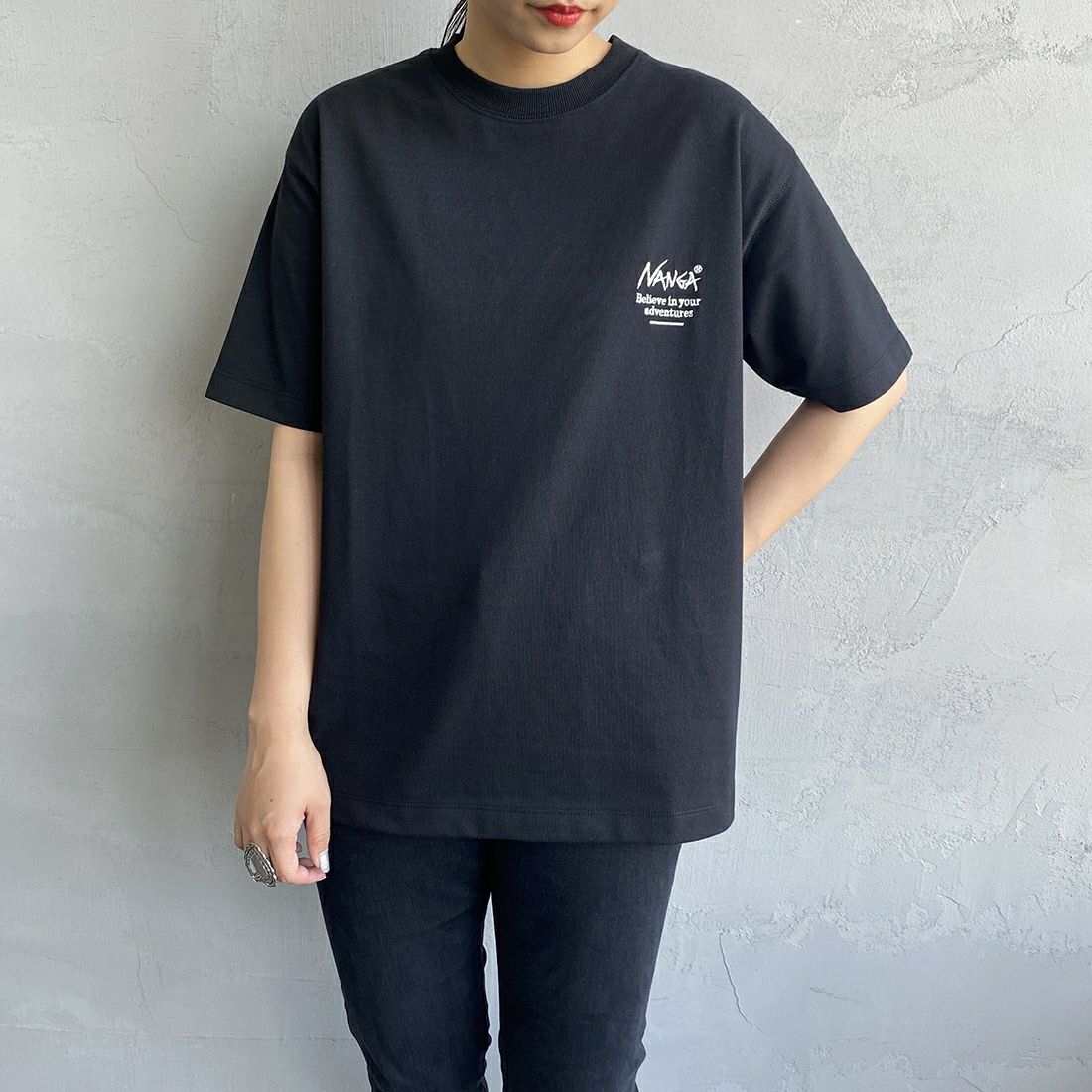 JEANSFACTORY × NANGA [ジーンズファクトリー × ナンガ] 別注 ブランドボックスロゴ バックプリントTシャツ [NW24SS-JF1] BLACK &&モデル身長：156cm 着用サイズ：S&&