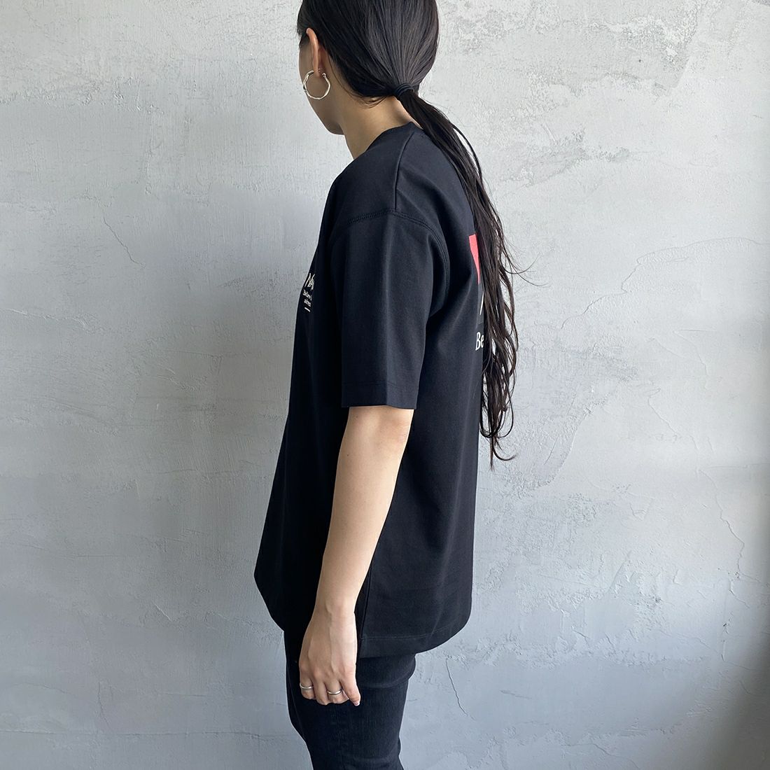 JEANSFACTORY × NANGA [ジーンズファクトリー × ナンガ] 別注 ブランドボックスロゴ バックプリントTシャツ [NW24SS-JF1] BLACK &&モデル身長：156cm 着用サイズ：S&&