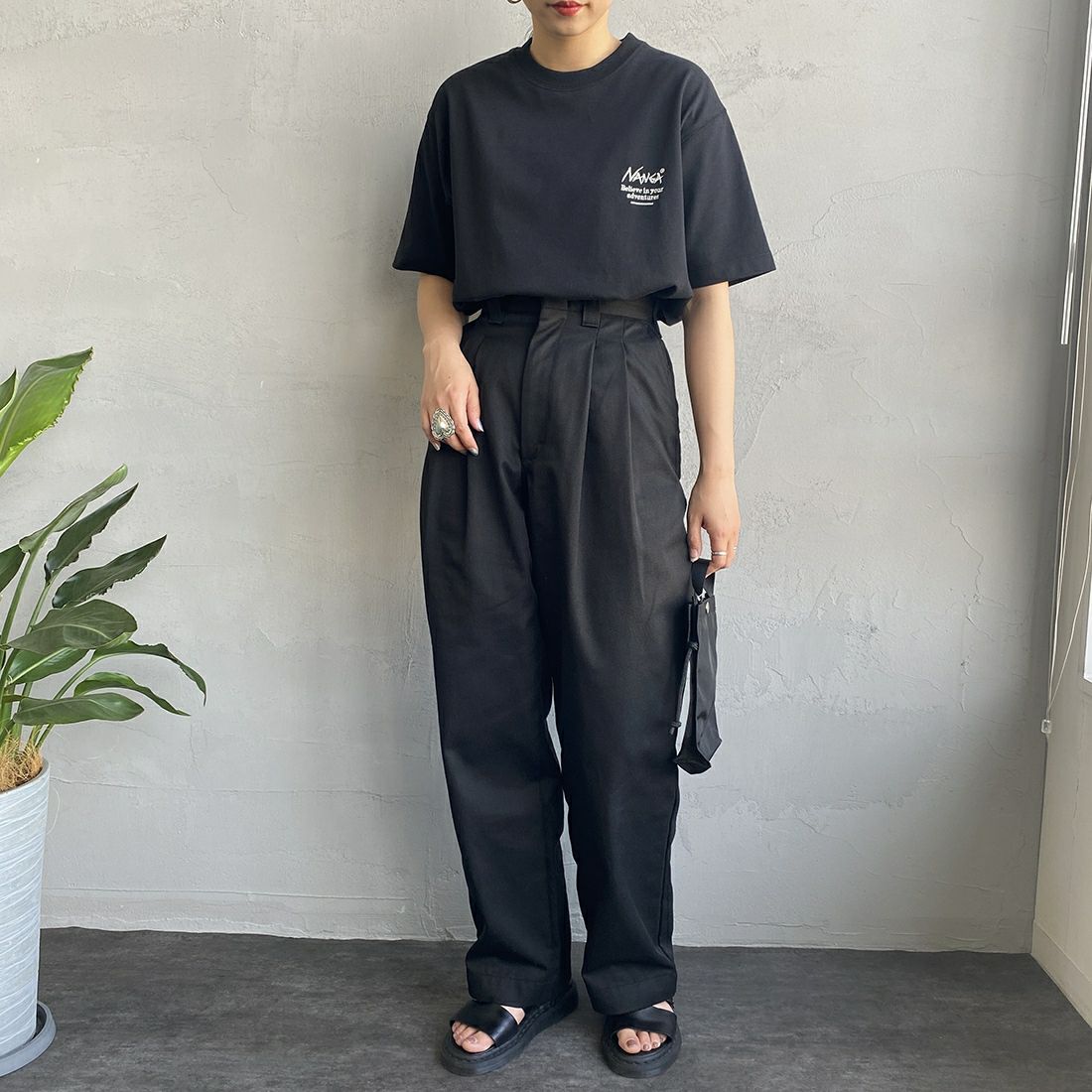 JEANSFACTORY × NANGA [ジーンズファクトリー × ナンガ] 別注 ブランドボックスロゴ バックプリントTシャツ [NW24SS-JF1] BLACK &&モデル身長：156cm 着用サイズ：S&&