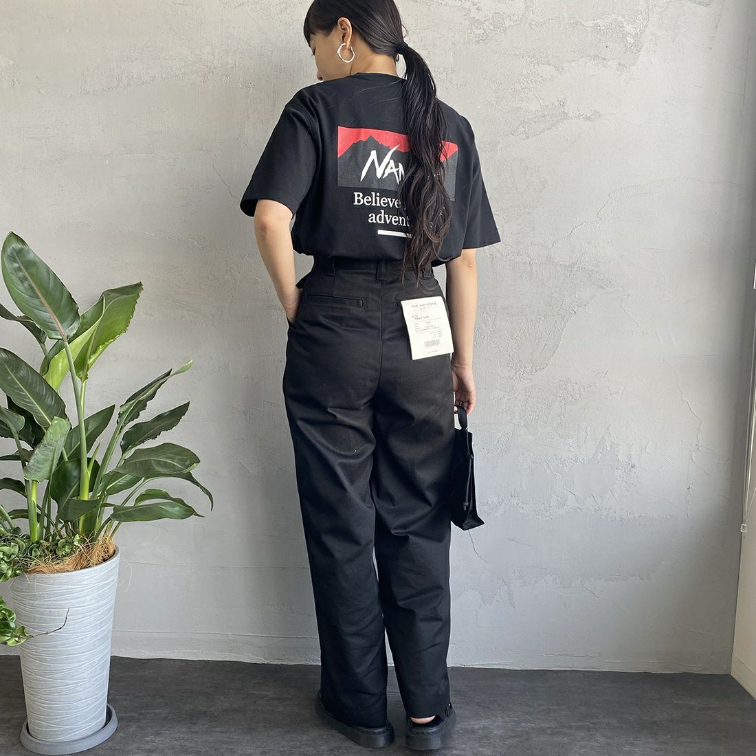 JEANSFACTORY × NANGA [ジーンズファクトリー × ナンガ] 別注 ブランドボックスロゴ バックプリントTシャツ [NW24SS-JF1] BLACK &&モデル身長：156cm 着用サイズ：S&&