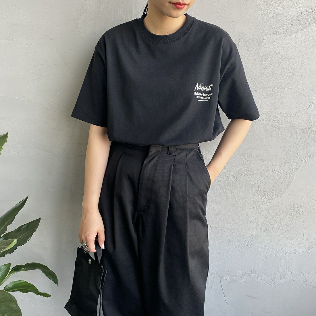 JEANSFACTORY × NANGA [ジーンズファクトリー × ナンガ] 別注 ブランドボックスロゴ バックプリントTシャツ [NW24SS-JF1] BLACK &&モデル身長：156cm 着用サイズ：S&&