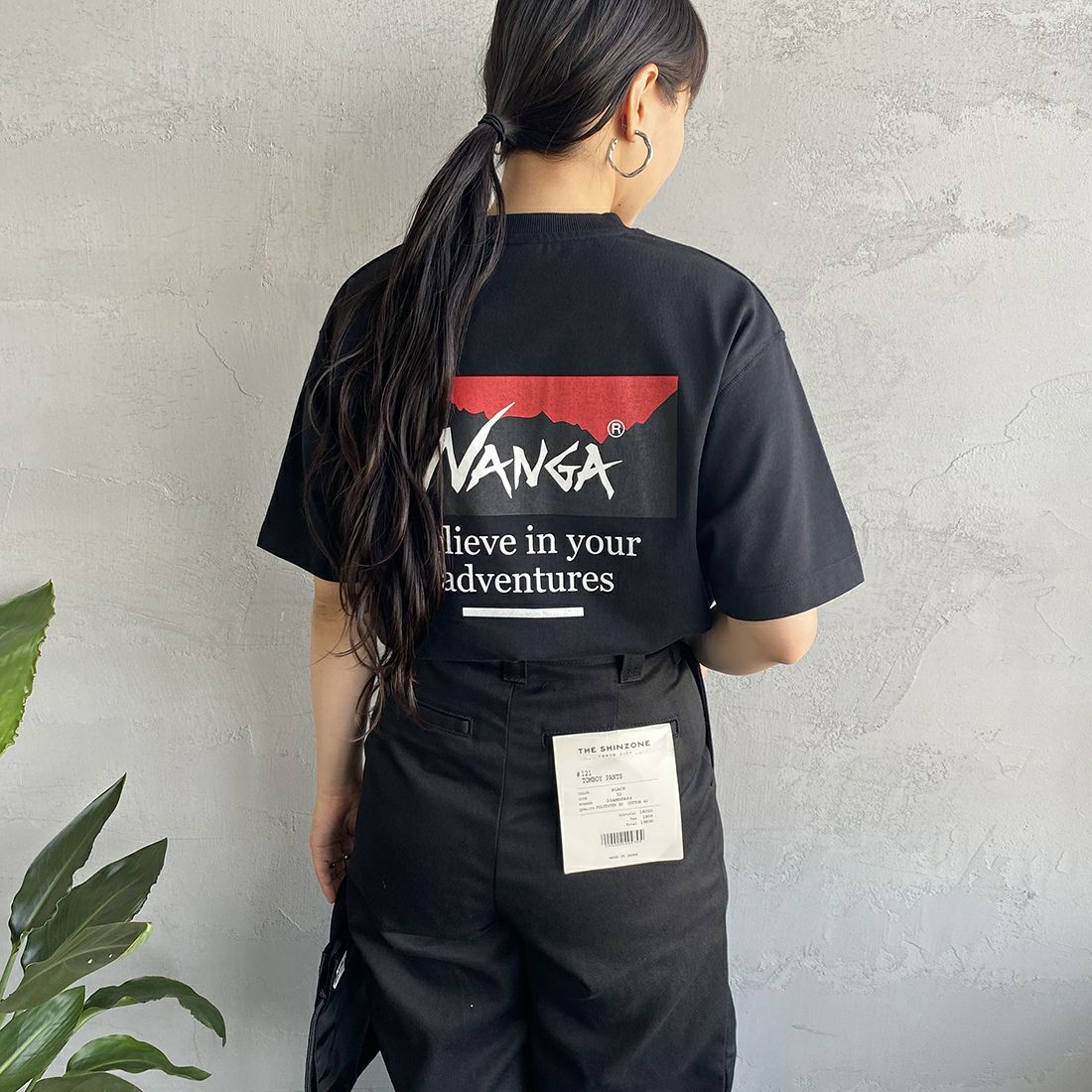 JEANSFACTORY × NANGA [ジーンズファクトリー × ナンガ] 別注 ブランドボックスロゴ バックプリントTシャツ [NW24SS-JF1] BLACK &&モデル身長：156cm 着用サイズ：S&&
