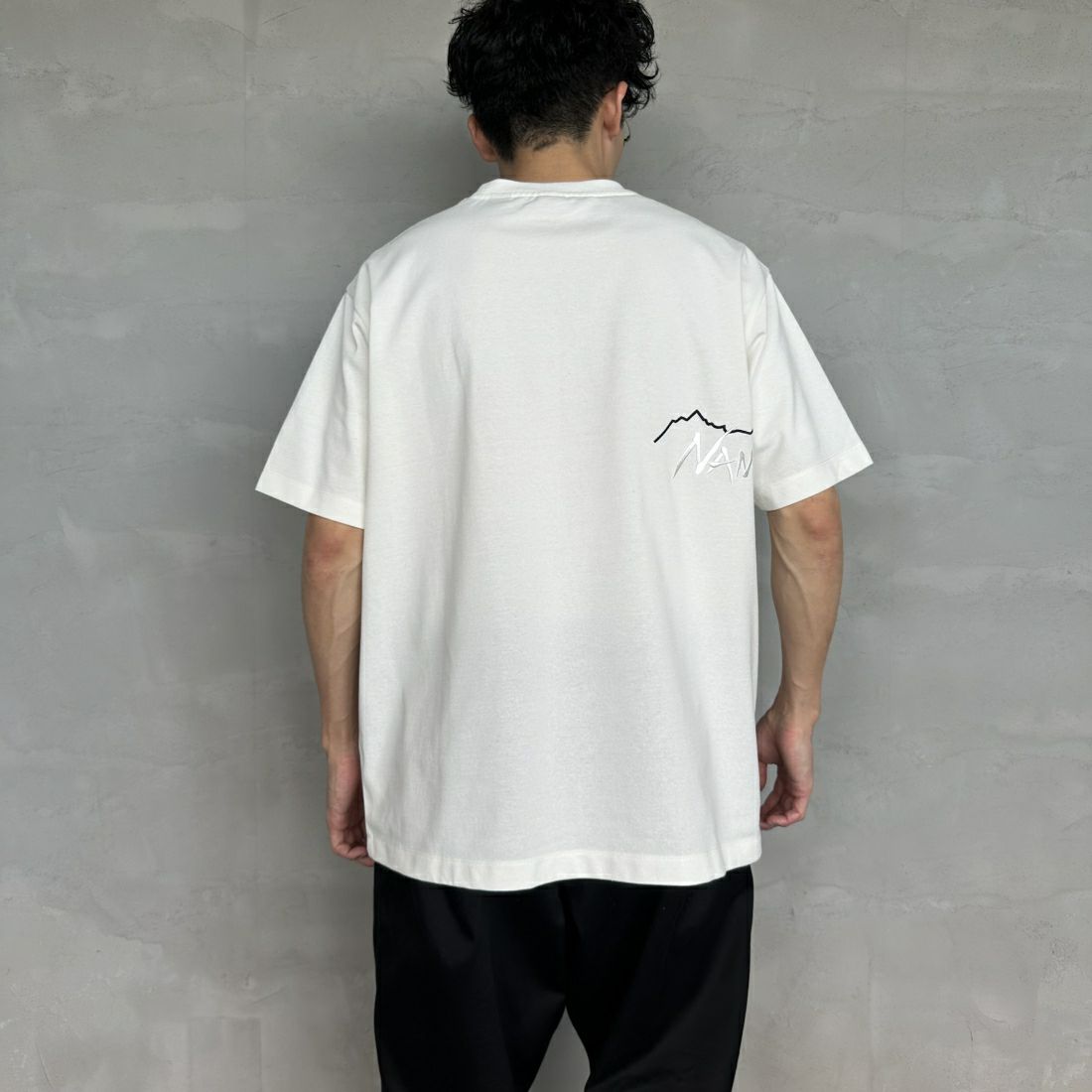 JEANSFACTORY × NANGA [ジーンズファクトリー × ナンガ] 別注 ブランドロゴ刺繍 ショートスリーブTシャツ [NW24SS-JF3] WHITE &&モデル身長：168cm 着用サイズ：L&&