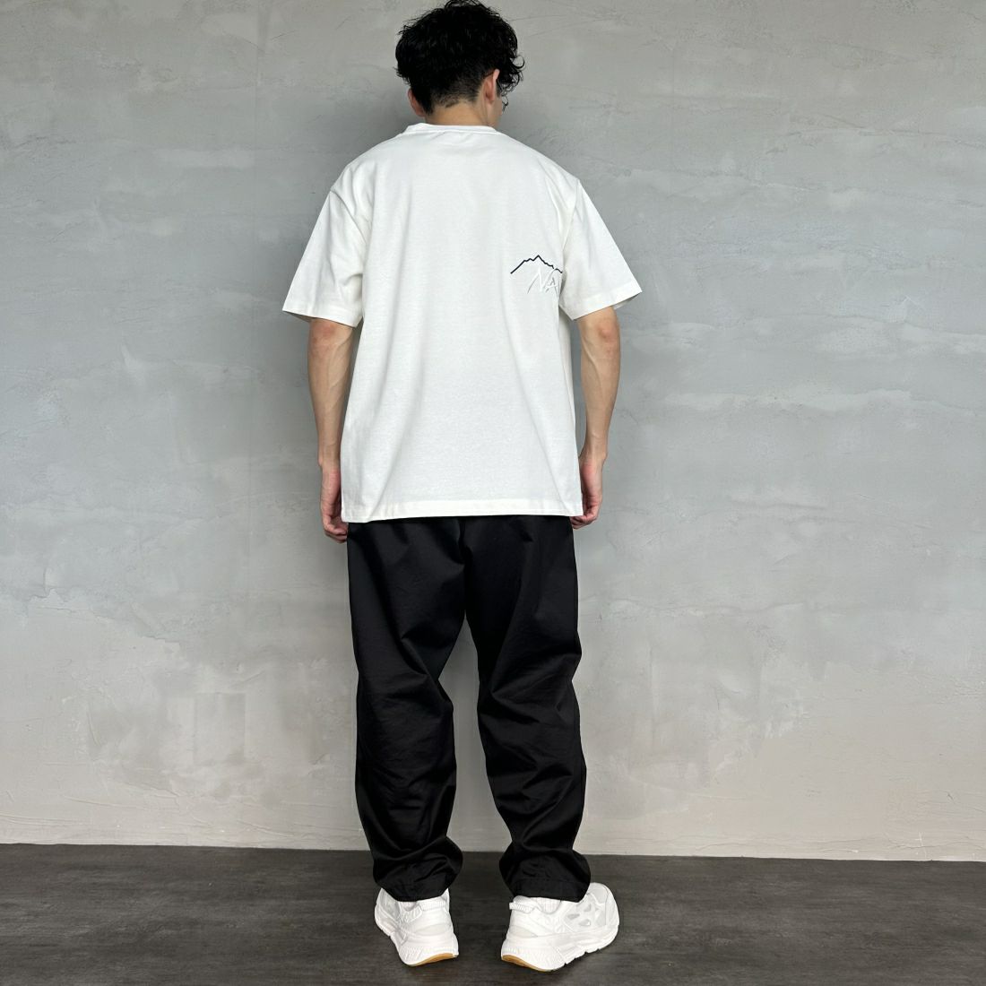 JEANSFACTORY × NANGA [ジーンズファクトリー × ナンガ] 別注 ブランドロゴ刺繍 ショートスリーブTシャツ [NW24SS-JF3] WHITE &&モデル身長：168cm 着用サイズ：L&&