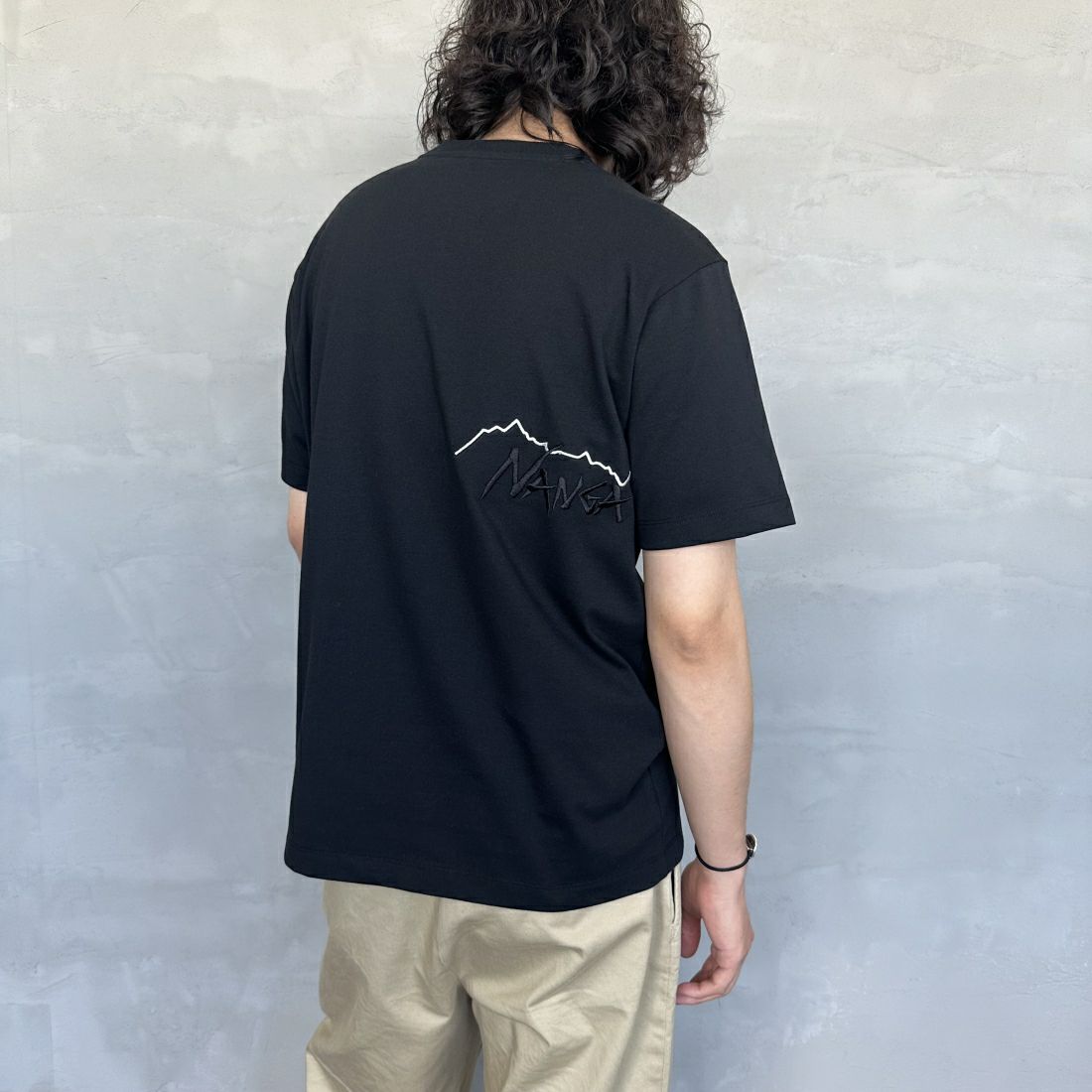 JEANSFACTORY × NANGA [ジーンズファクトリー × ナンガ] 別注 ブランドロゴ刺繍 ショートスリーブTシャツ [NW24SS-JF3] BLACK &&モデル身長：173cm 着用サイズ：M&&