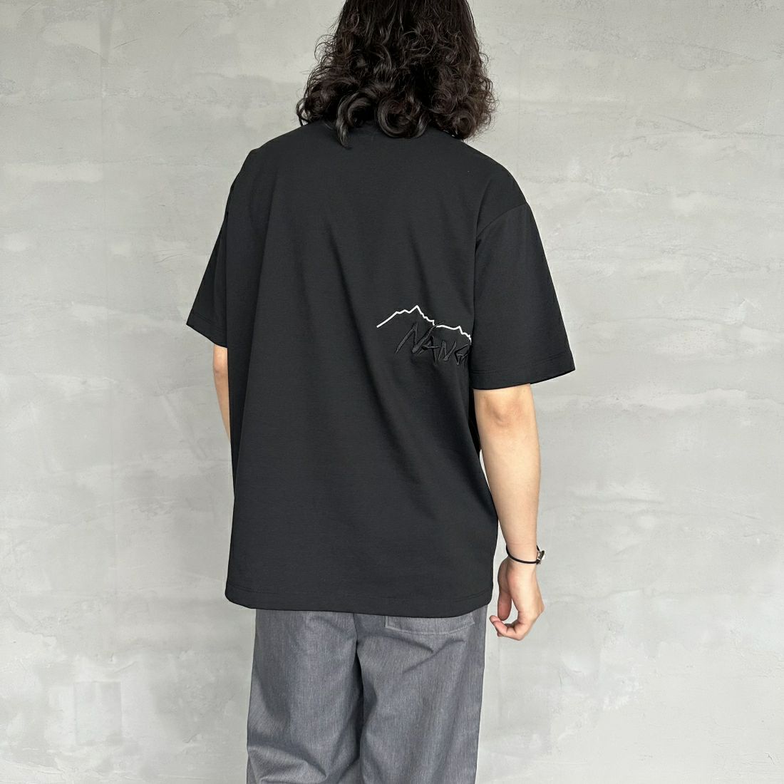 JEANSFACTORY × NANGA [ジーンズファクトリー × ナンガ] 別注 ブランドロゴ刺繍 ショートスリーブTシャツ [NW24SS-JF3] BLACK &&モデル身長：173cm 着用サイズ：L&&