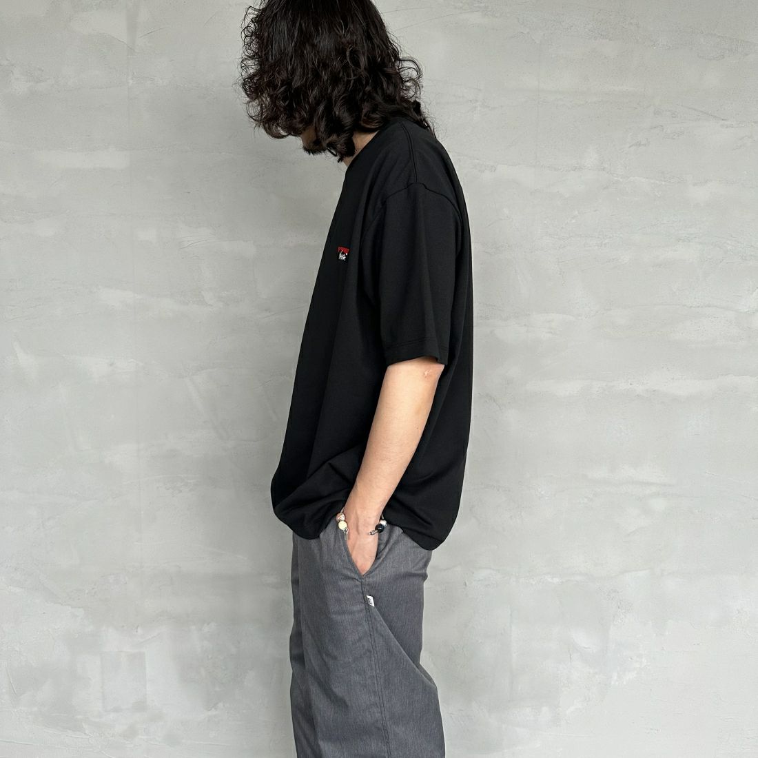 JEANSFACTORY × NANGA [ジーンズファクトリー × ナンガ] 別注 ブランドロゴ刺繍 ショートスリーブTシャツ [NW24SS-JF3] BLACK &&モデル身長：173cm 着用サイズ：XL&&