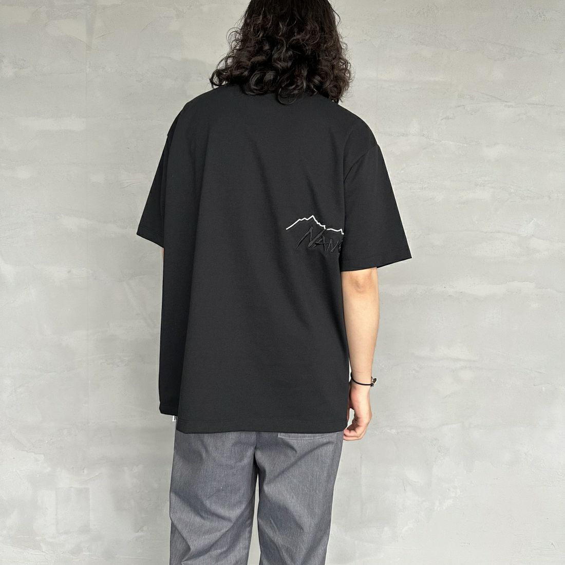 JEANSFACTORY × NANGA [ジーンズファクトリー × ナンガ] 別注 ブランドロゴ刺繍 ショートスリーブTシャツ [NW24SS-JF3] BLACK &&モデル身長：173cm 着用サイズ：XL&&