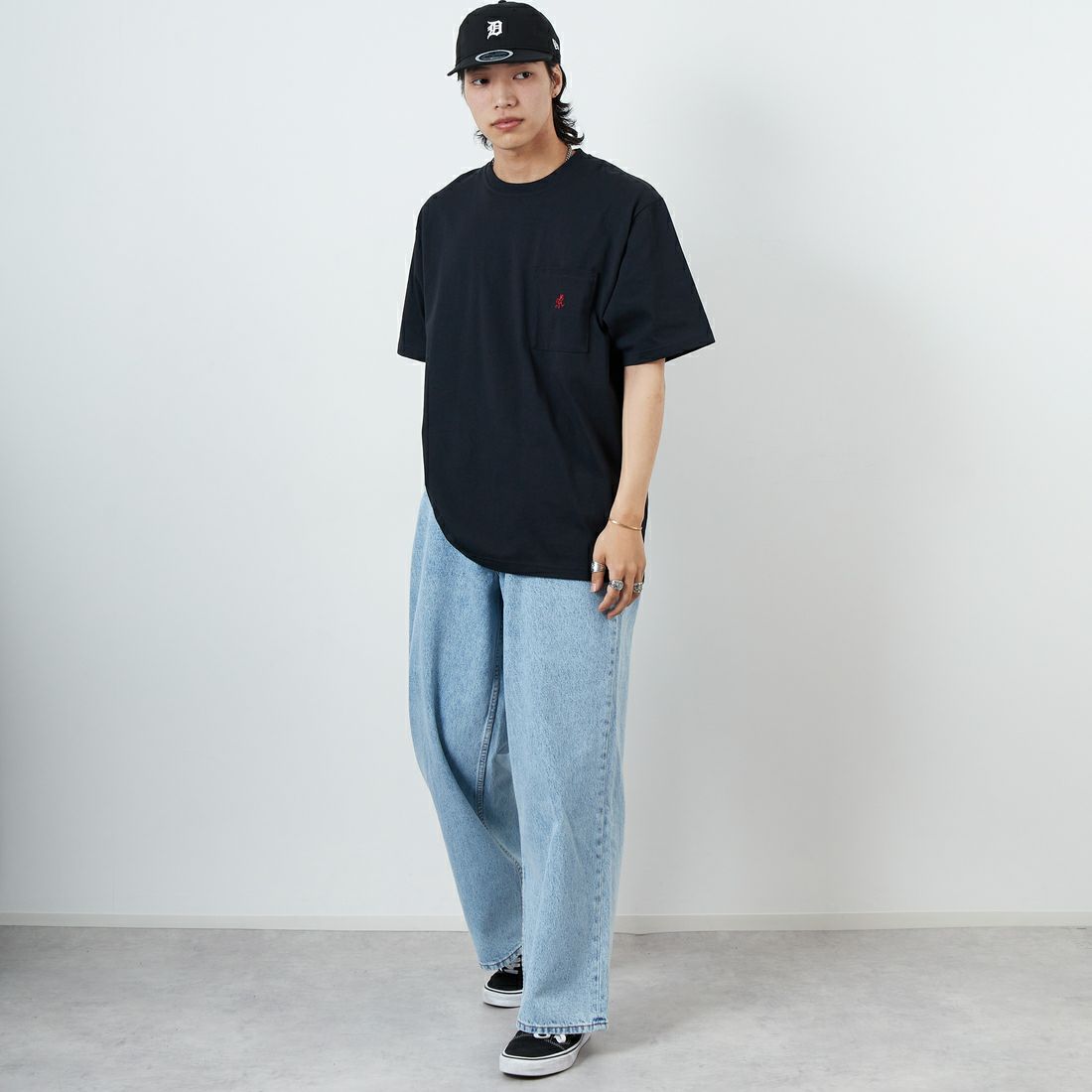 GRAMiCCi [グラミチ] ワンポイントTシャツ [G304-OGJ] BLACK &&モデル身長：179cm 着用サイズ：XL&&