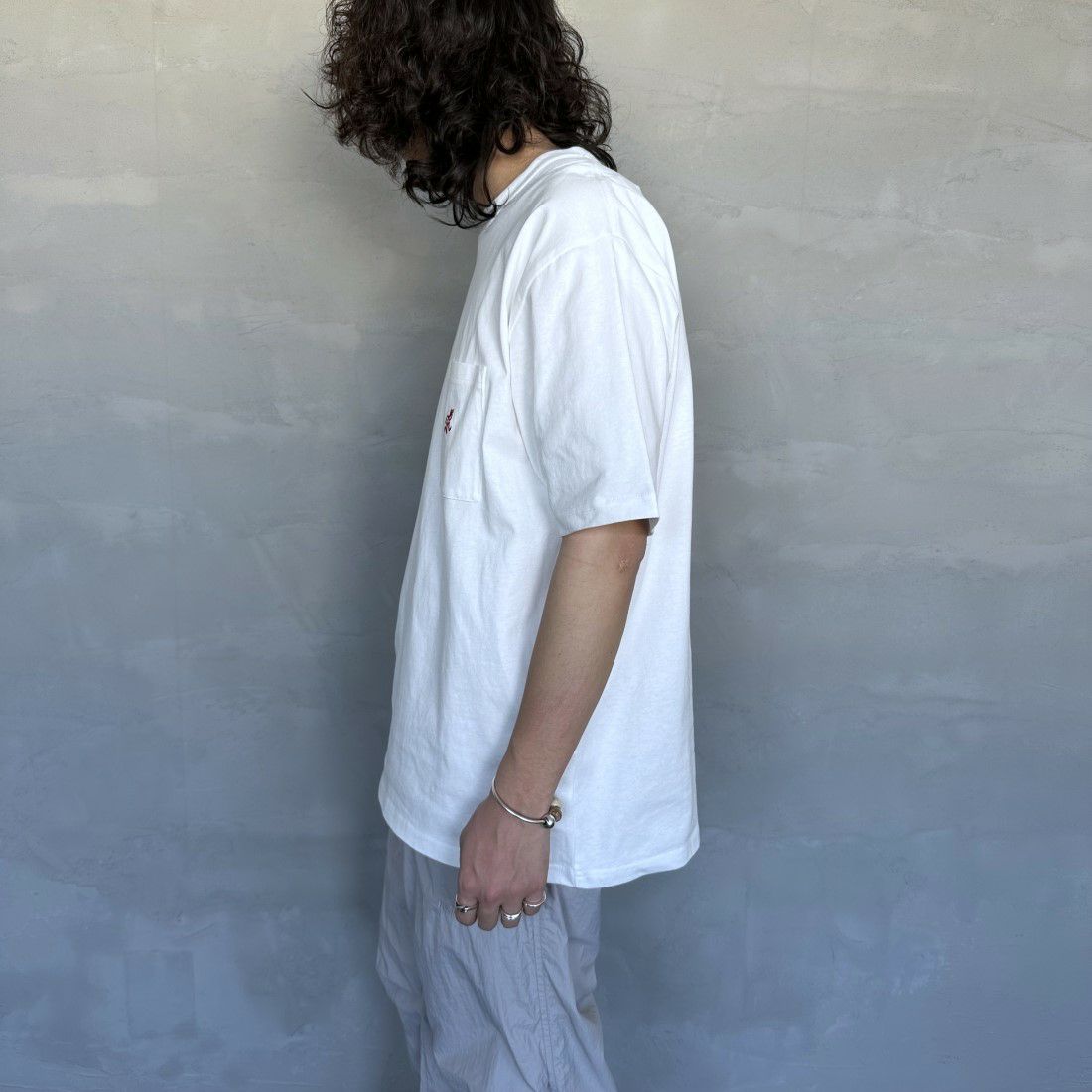 GRAMiCCi [グラミチ] ワンポイントTシャツ [G304-OGJ] WHITE &&モデル身長：173cm 着用サイズ：M&&