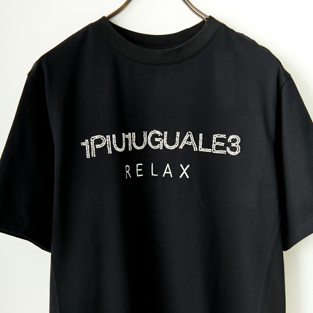 1PIU1UGUALE3 RELAX [ウノ ピゥ ウノ ウグァーレ トレ] ビーズロゴTシャツ [UST-24008] SN90 BLACK