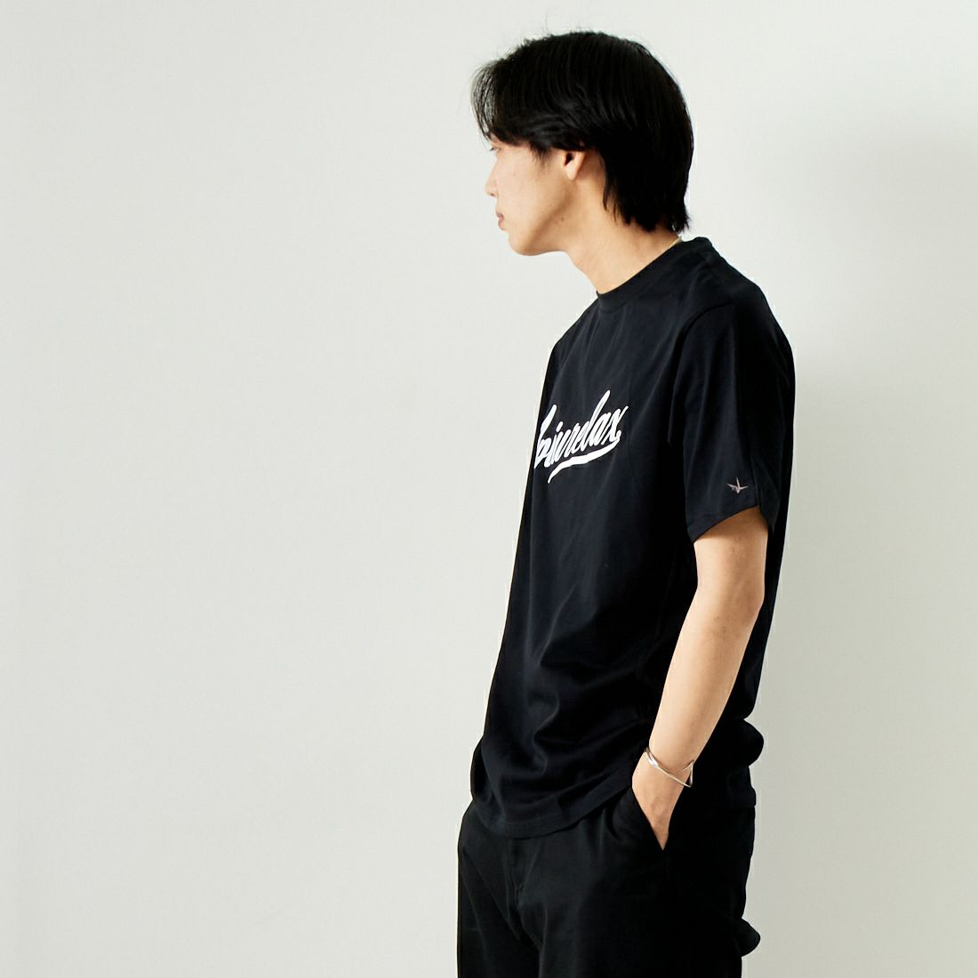 1PIU1UGUALE3 RELAX [ウノ ピゥ ウノ ウグァーレ トレ] フローイングロゴTシャツ [UST-24004] SN90 BLACK &&モデル身長：179cm 着用サイズ：XL&&
