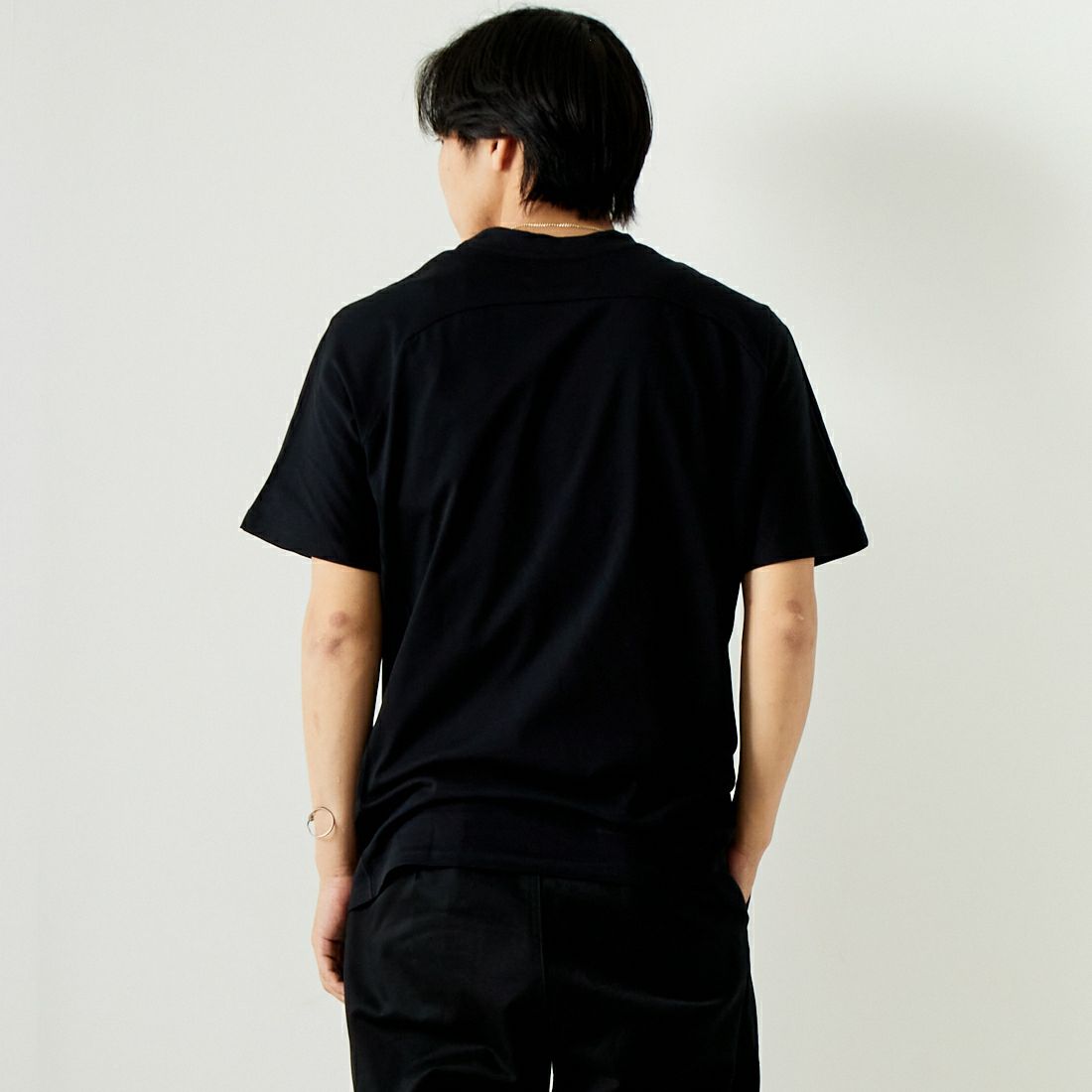 1PIU1UGUALE3 RELAX [ウノ ピゥ ウノ ウグァーレ トレ] フローイングロゴTシャツ [UST-24004] SN90 BLACK &&モデル身長：179cm 着用サイズ：XL&&