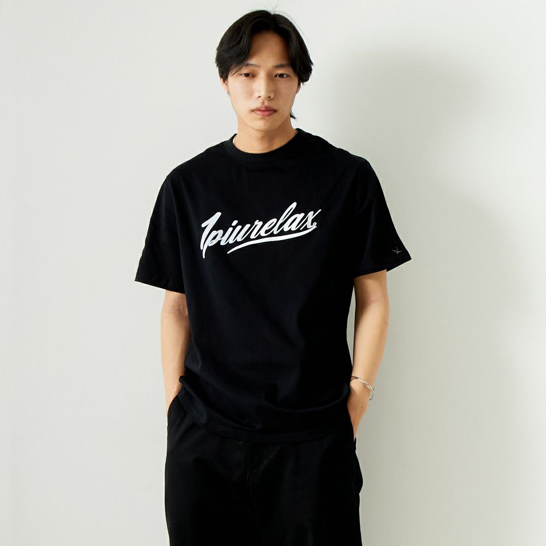1PIU1UGUALE3 RELAX [ウノ ピゥ ウノ ウグァーレ トレ] フローイングロゴTシャツ [UST-24004] SN90 BLACK &&モデル身長：179cm 着用サイズ：XL&&