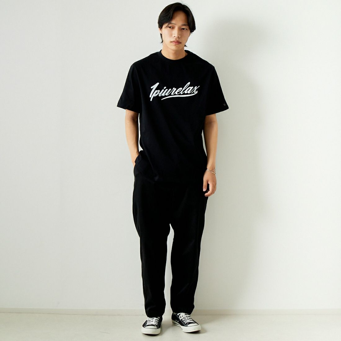 1PIU1UGUALE3 RELAX [ウノ ピゥ ウノ ウグァーレ トレ] フローイングロゴTシャツ [UST-24004] SN90 BLACK &&モデル身長：179cm 着用サイズ：XL&&