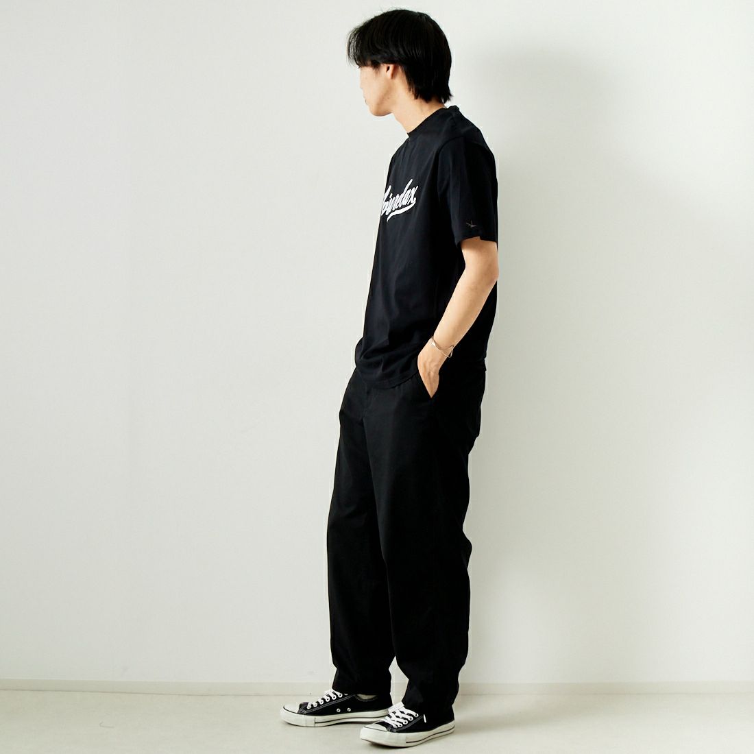 1PIU1UGUALE3 RELAX [ウノ ピゥ ウノ ウグァーレ トレ] フローイングロゴTシャツ [UST-24004] SN90 BLACK &&モデル身長：179cm 着用サイズ：XL&&