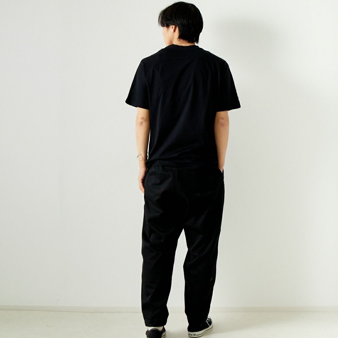1PIU1UGUALE3 RELAX [ウノ ピゥ ウノ ウグァーレ トレ] フローイングロゴTシャツ [UST-24004] SN90 BLACK &&モデル身長：179cm 着用サイズ：XL&&