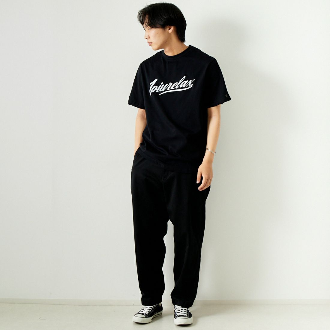 1PIU1UGUALE3 RELAX [ウノ ピゥ ウノ ウグァーレ トレ] フローイングロゴTシャツ [UST-24004] SN90 BLACK &&モデル身長：179cm 着用サイズ：XL&&