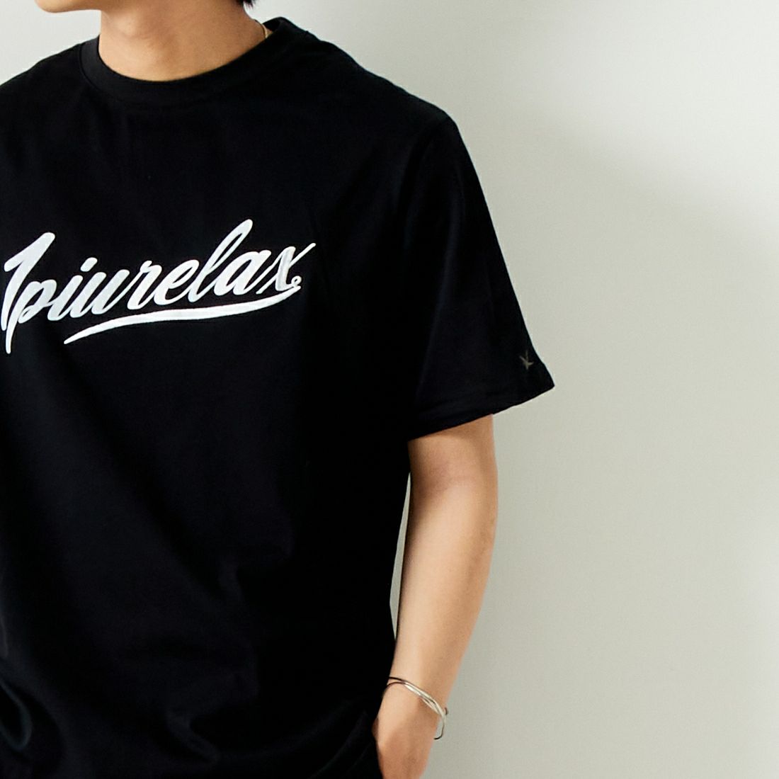 1PIU1UGUALE3 RELAX [ウノ ピゥ ウノ ウグァーレ トレ] フローイングロゴTシャツ [UST-24004] SN90 BLACK