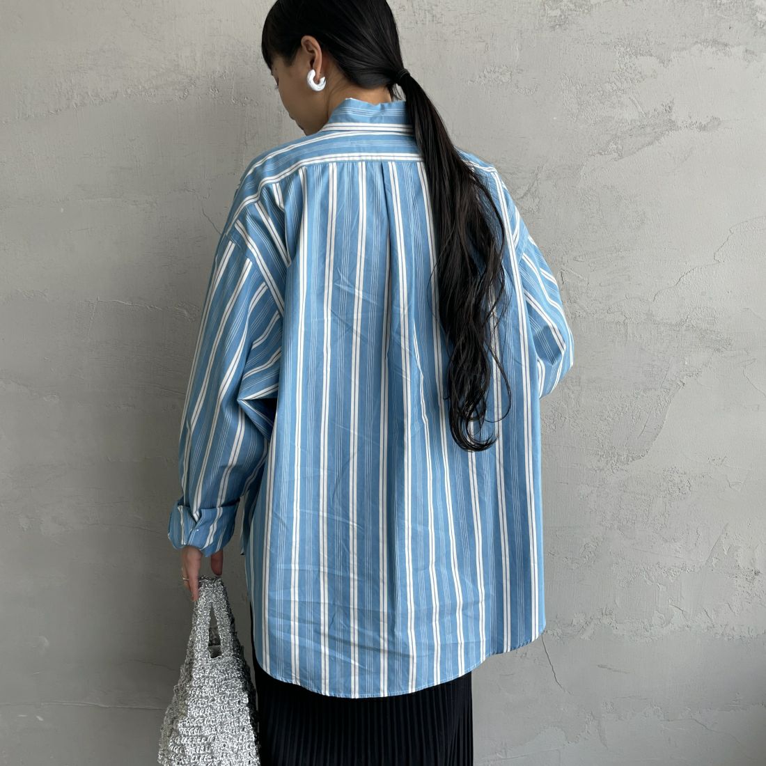 THE SHINZONE [ザ シンゾーン] ストライプダディシャツ [24SMSBL04] 83 BLUE &&モデル身長：156cm 着用サイズ：RS&&