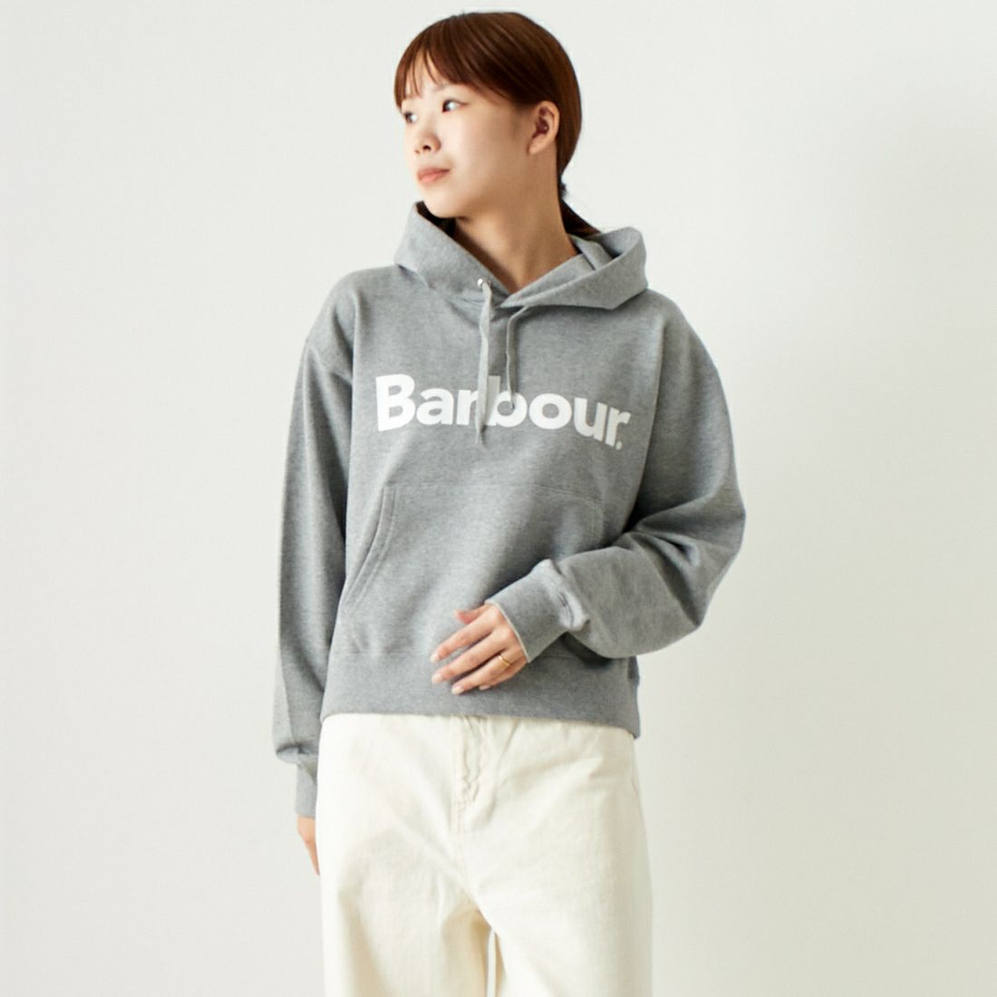 Barbour [バブアー] BARBOURロゴ スウェットフードパーカー [241LOLG002] H.GREY &&モデル身長：167cm 着用サイズ：M&&