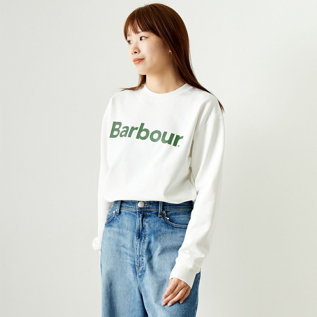 Barbour [バブアー] BARBOURロゴ クルーネックスウェット [241LOLG001] IVORY &&モデル身長：167cm 着用サイズ：M&&