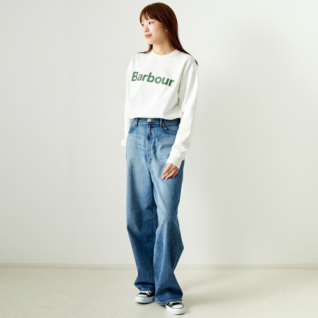 Barbour [バブアー] BARBOURロゴ クルーネックスウェット [241LOLG001] IVORY &&モデル身長：167cm 着用サイズ：M&&
