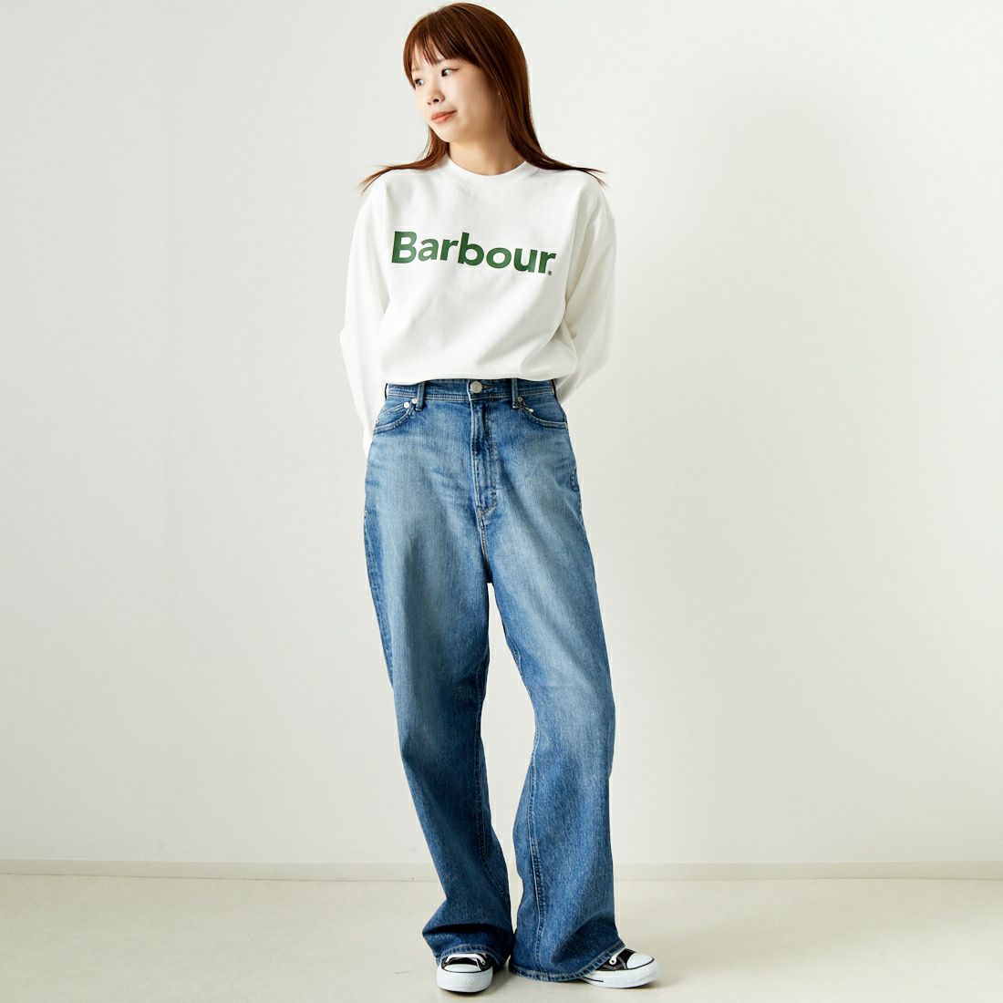 Barbour [バブアー] BARBOURロゴ クルーネックスウェット [241LOLG001] IVORY &&モデル身長：167cm 着用サイズ：M&&