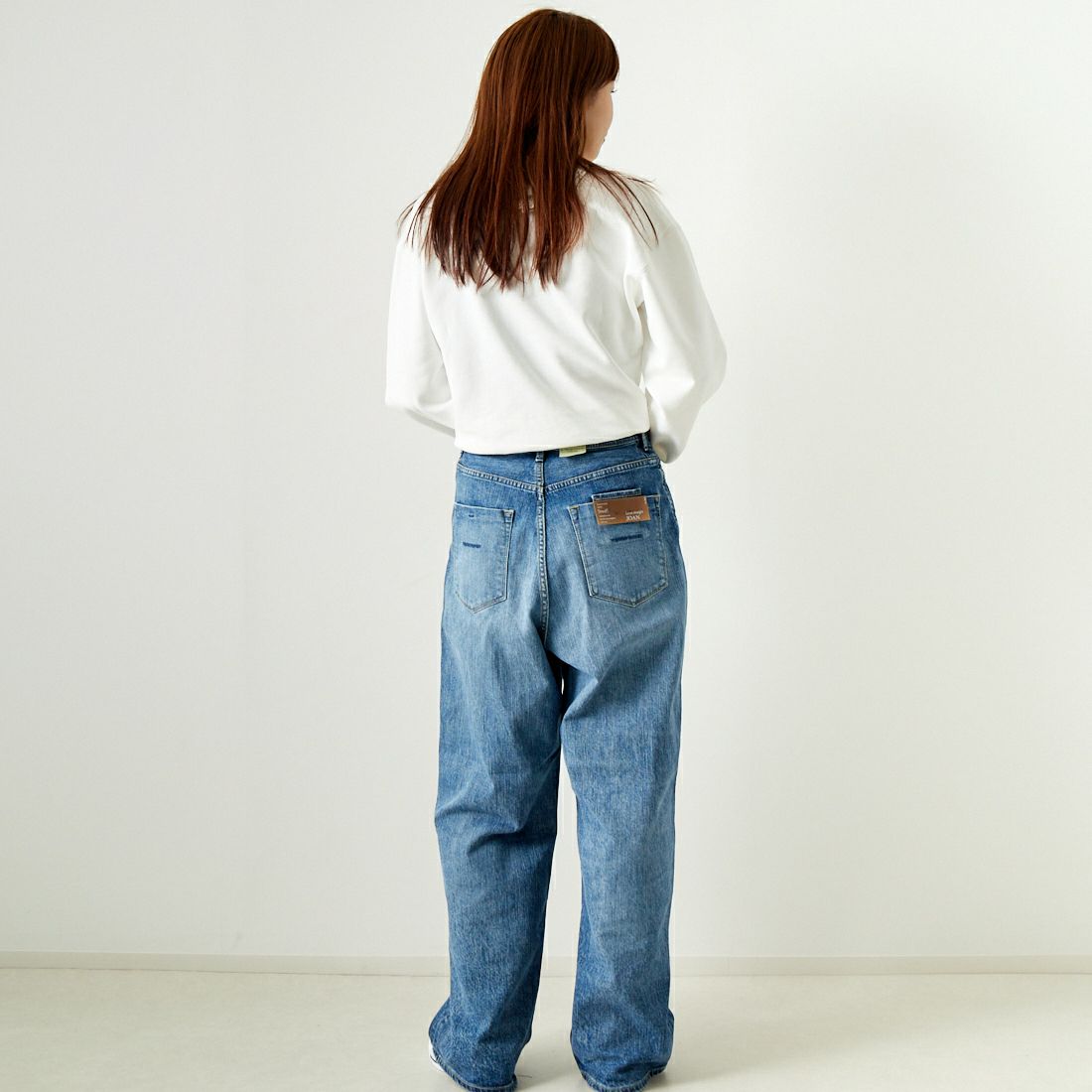 Barbour [バブアー] BARBOURロゴ クルーネックスウェット [241LOLG001] IVORY &&モデル身長：167cm 着用サイズ：M&&