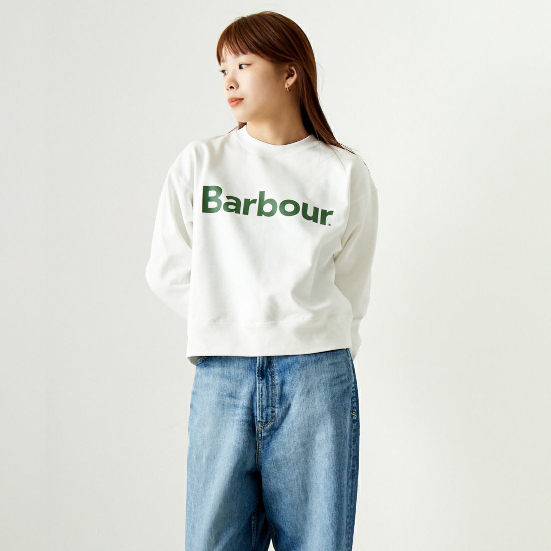 Barbour [バブアー] BARBOURロゴ クルーネックスウェット [241LOLG001] IVORY &&モデル身長：167cm 着用サイズ：M&&