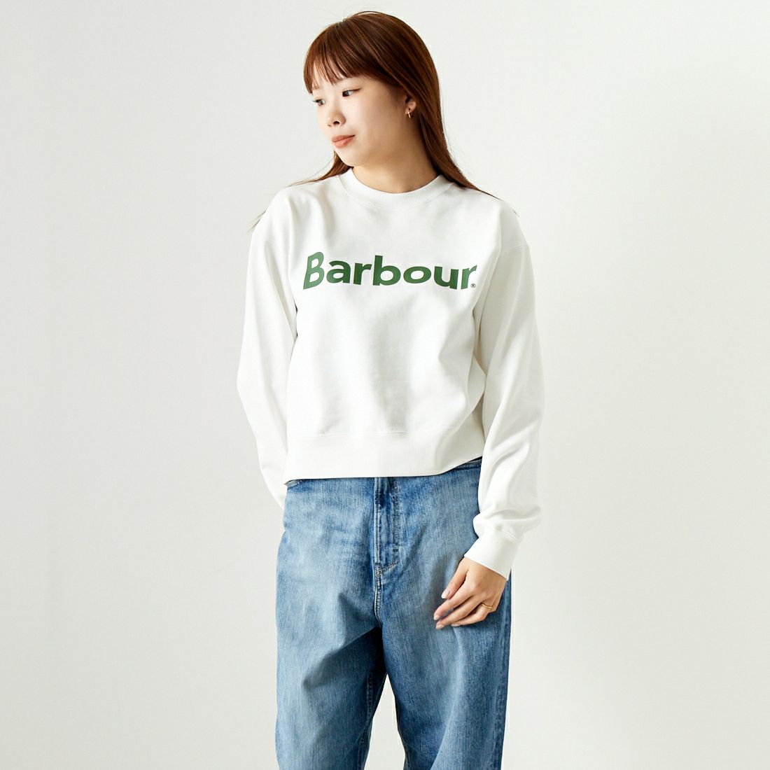 Barbour [バブアー] BARBOURロゴ クルーネックスウェット [241LOLG001] IVORY &&モデル身長：167cm 着用サイズ：M&&