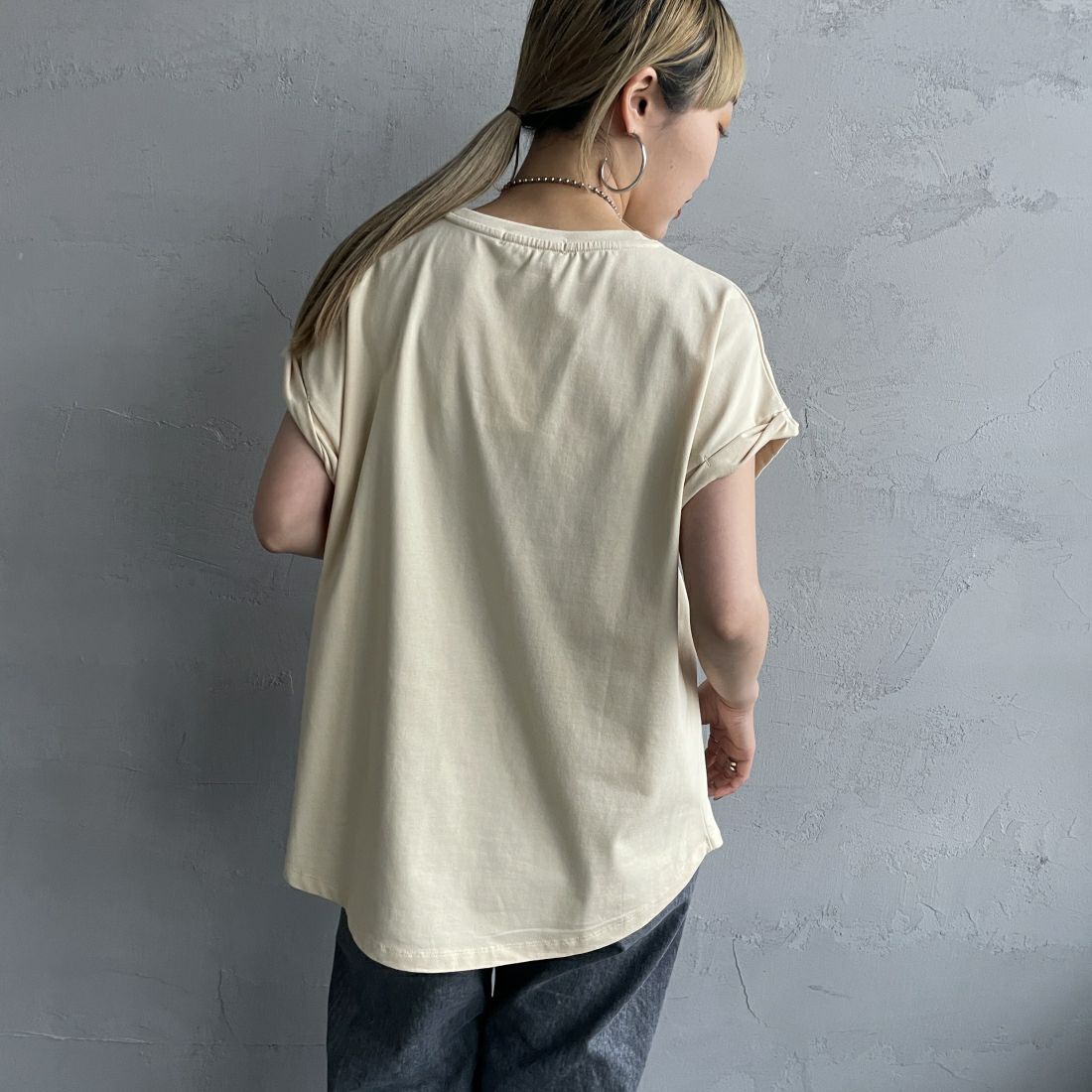 Maison de L'allure [メゾン ドゥ ラリュール] 捻りフレンチスリーブ ロゴ刺繍Tシャツ [24112016] 31 YELLOW &&モデル身長：156cm 着用サイズ：F&&