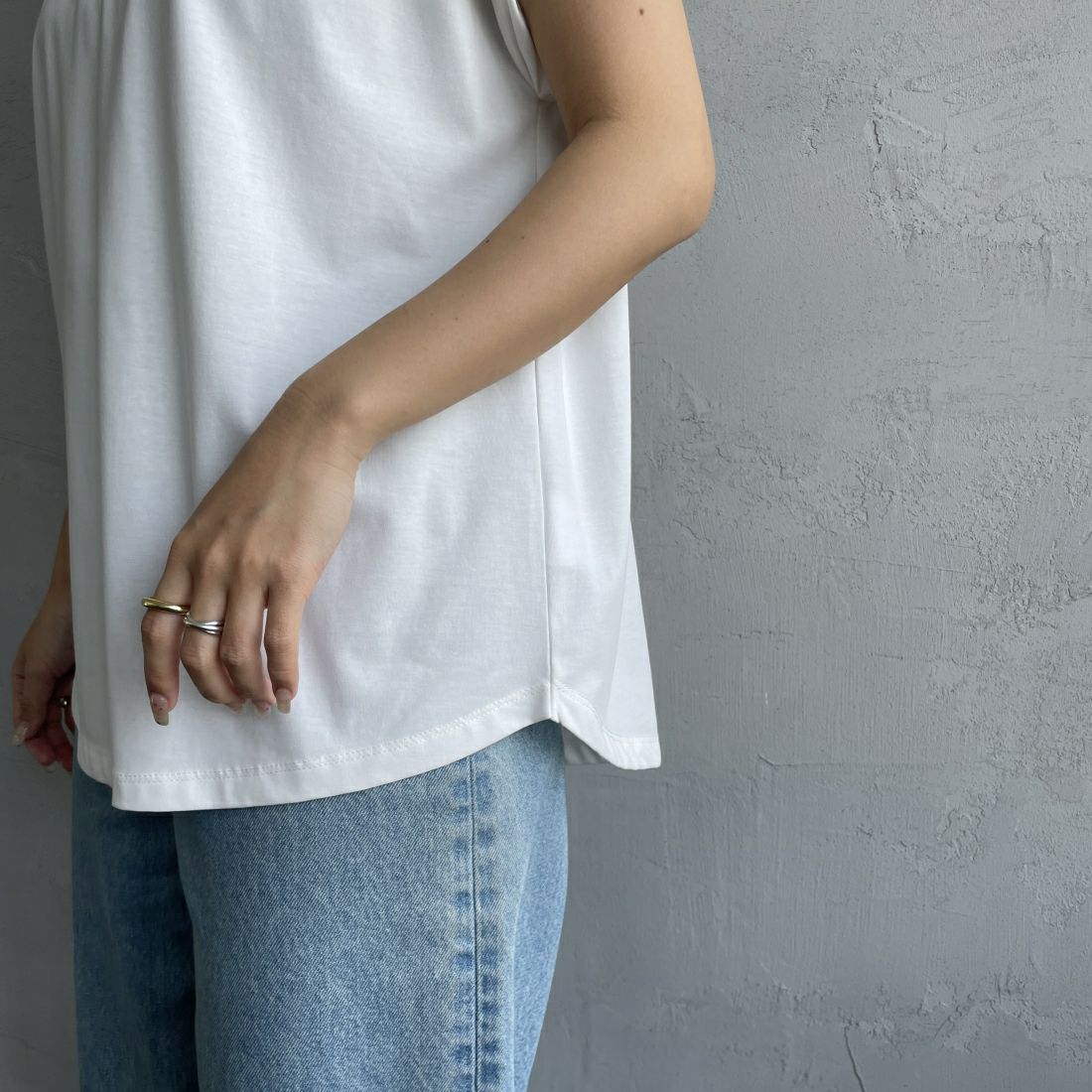 Maison de L'allure [メゾン ドゥ ラリュール] 捻りフレンチスリーブ ロゴ刺繍Tシャツ [24112016] 02 OFF &&モデル身長：163cm 着用サイズ：F&&