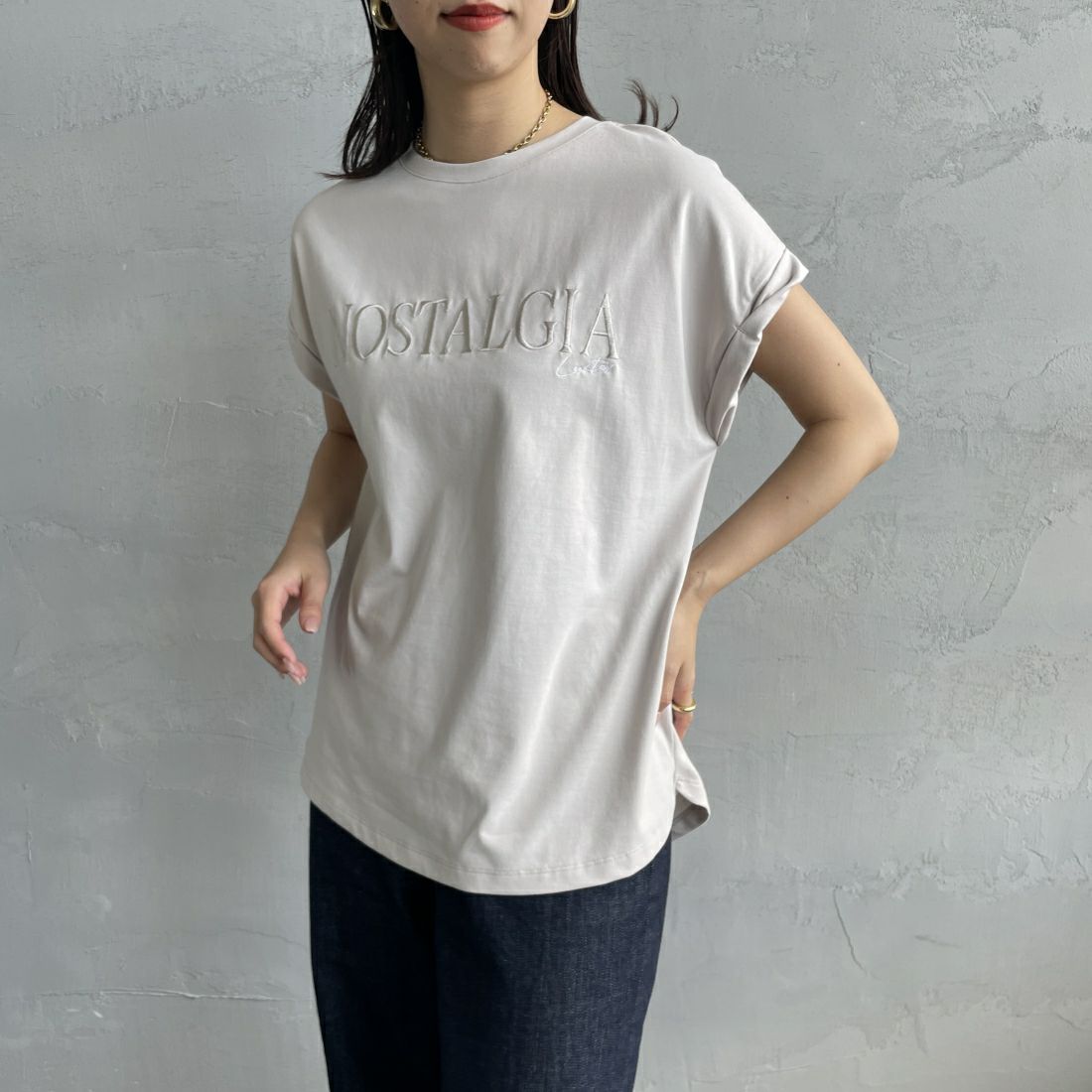 Maison de L'allure [メゾン ドゥ ラリュール] 捻りフレンチスリーブ ロゴ刺繍Tシャツ [24112016] 23 GREIGE &&モデル身長：163cm 着用サイズ：F&&