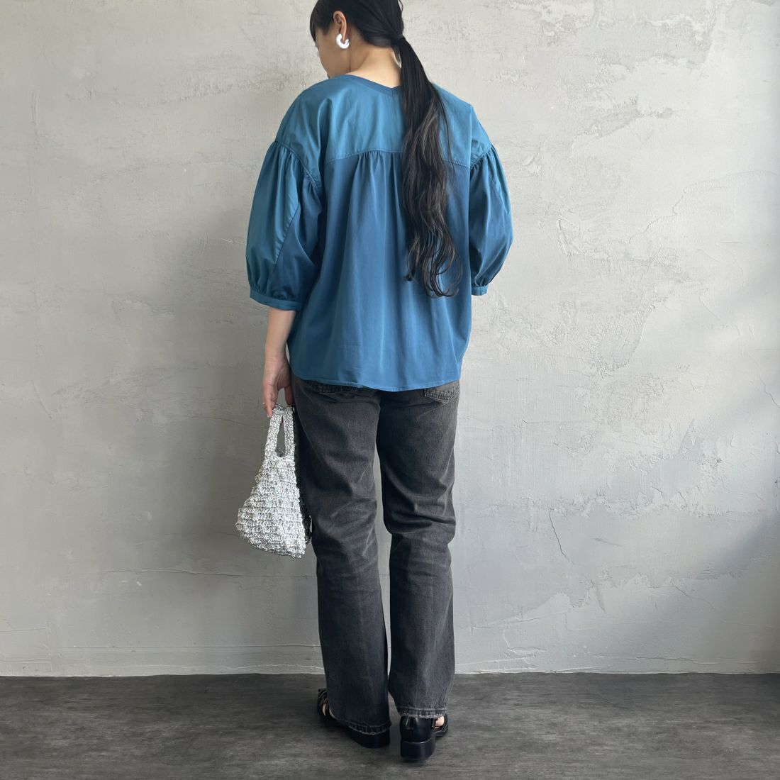Maison de L'allure [メゾン ドゥ ラリュール] 異素材ドッキング 袖ボリュームプルオーバーカットソー [24112010] 12 BLUE &&モデル身長：156cm 着用サイズ：F&&