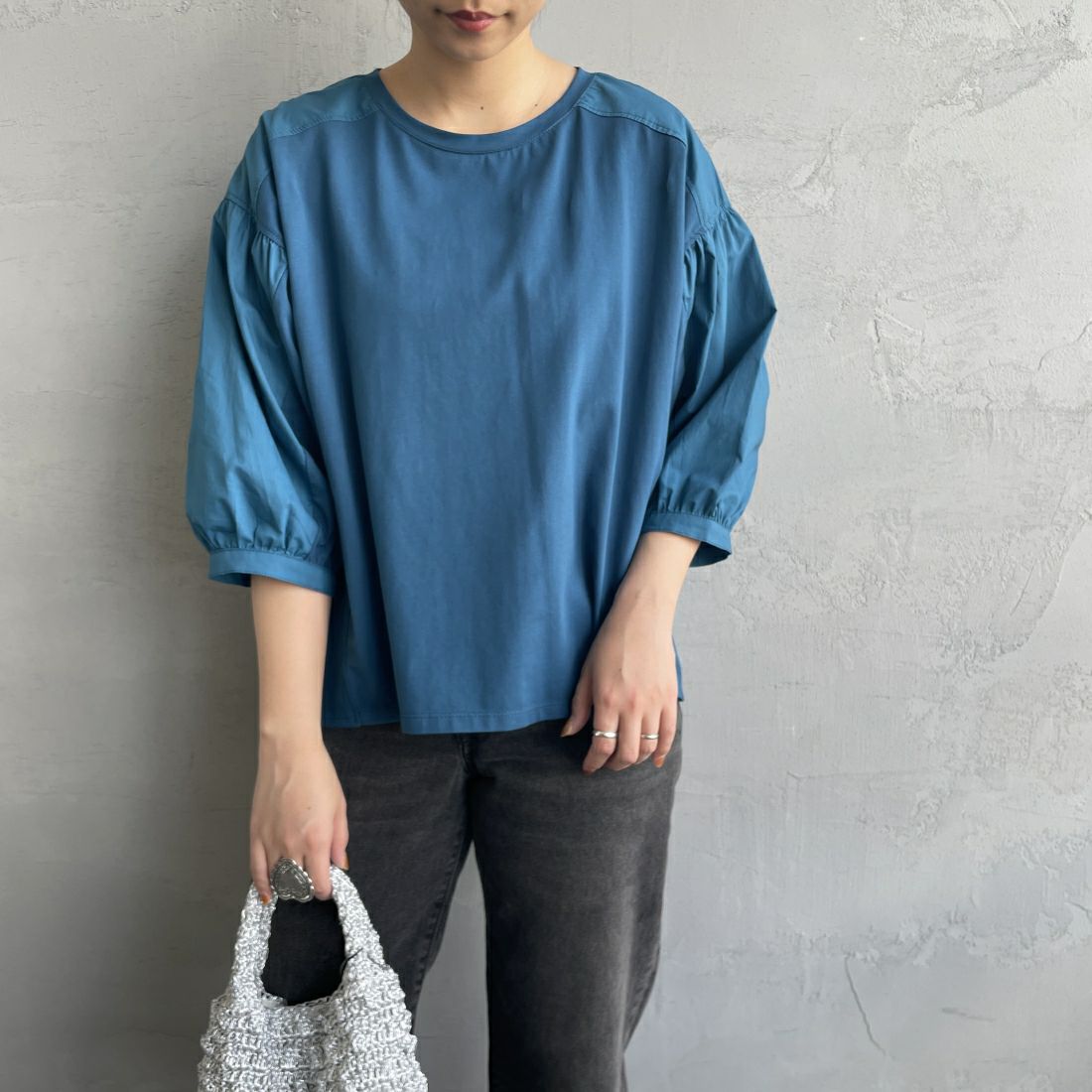 Maison de L'allure [メゾン ドゥ ラリュール] 異素材ドッキング 袖ボリュームプルオーバーカットソー [24112010] 12 BLUE &&モデル身長：156cm 着用サイズ：F&&
