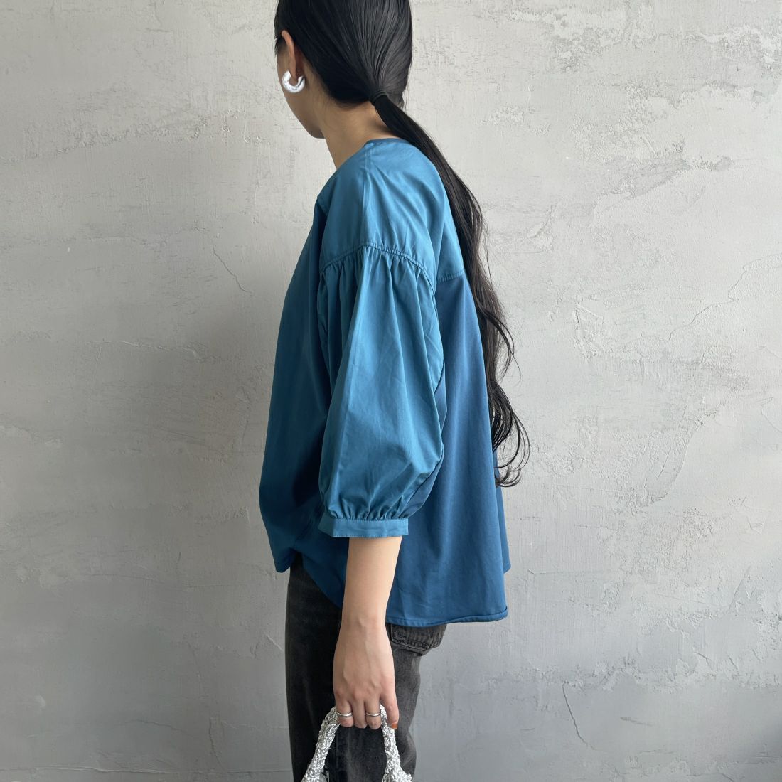 Maison de L'allure [メゾン ドゥ ラリュール] 異素材ドッキング 袖ボリュームプルオーバーカットソー [24112010] 12 BLUE &&モデル身長：156cm 着用サイズ：F&&