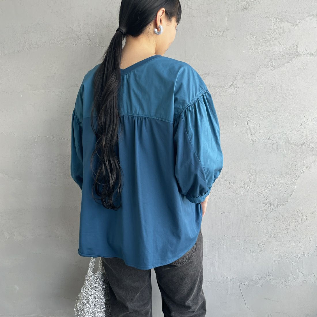 Maison de L'allure [メゾン ドゥ ラリュール] 異素材ドッキング 袖ボリュームプルオーバーカットソー [24112010] 12 BLUE &&モデル身長：156cm 着用サイズ：F&&