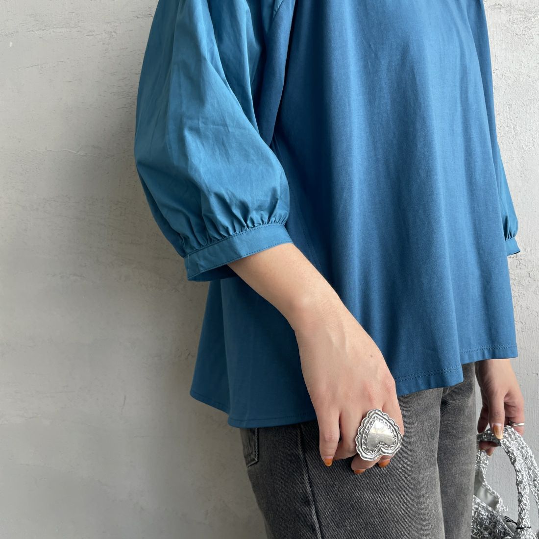 Maison de L'allure [メゾン ドゥ ラリュール] 異素材ドッキング 袖ボリュームプルオーバーカットソー [24112010] 12 BLUE &&モデル身長：156cm 着用サイズ：F&&
