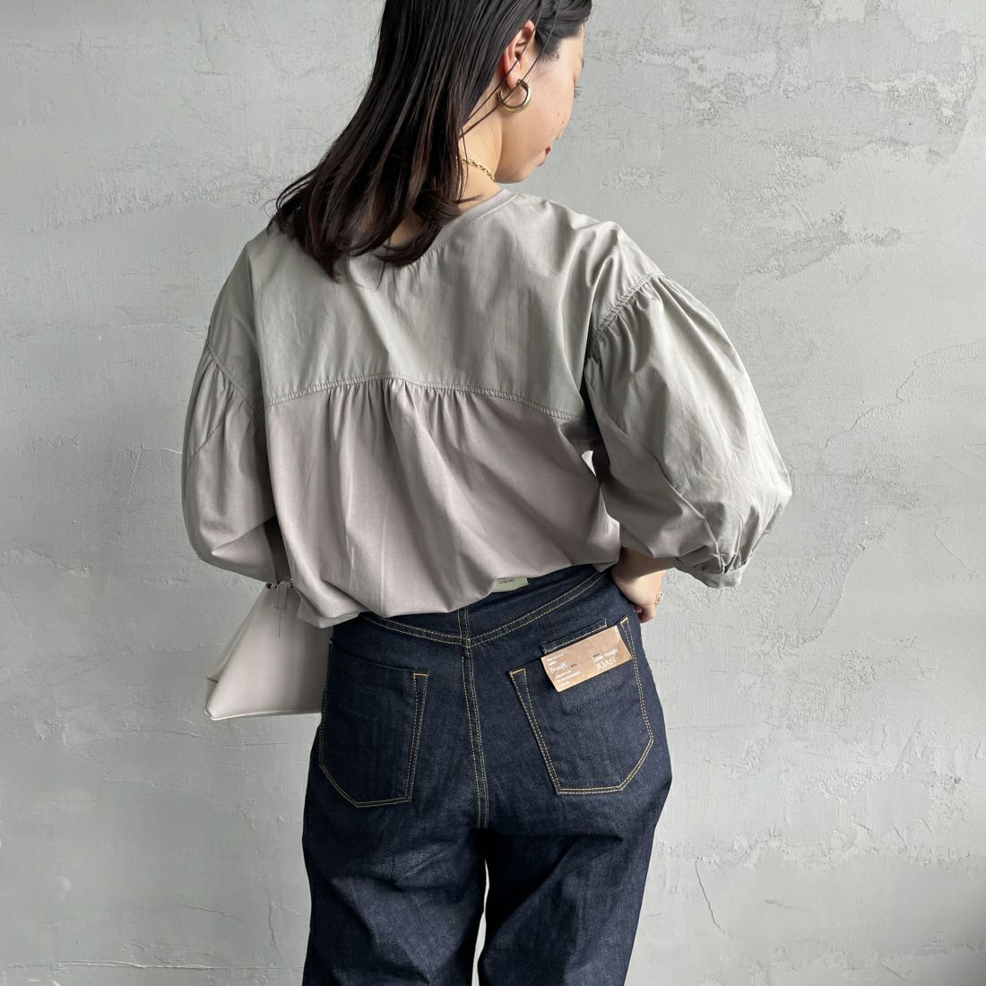 Maison de L'allure [メゾン ドゥ ラリュール] 異素材ドッキング 袖ボリュームプルオーバーカットソー [24112010] 07 GRAY &&モデル身長：163cm 着用サイズ：F&&