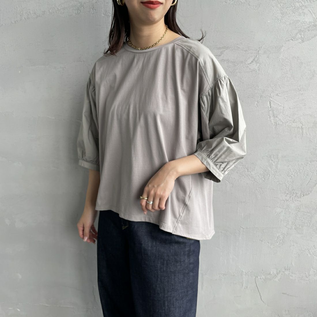 Maison de L'allure [メゾン ドゥ ラリュール] 異素材ドッキング 袖ボリュームプルオーバーカットソー [24112010] 07 GRAY &&モデル身長：163cm 着用サイズ：F&&
