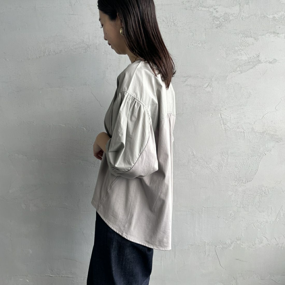 Maison de L'allure [メゾン ドゥ ラリュール] 異素材ドッキング 袖ボリュームプルオーバーカットソー [24112010] 07 GRAY &&モデル身長：163cm 着用サイズ：F&&
