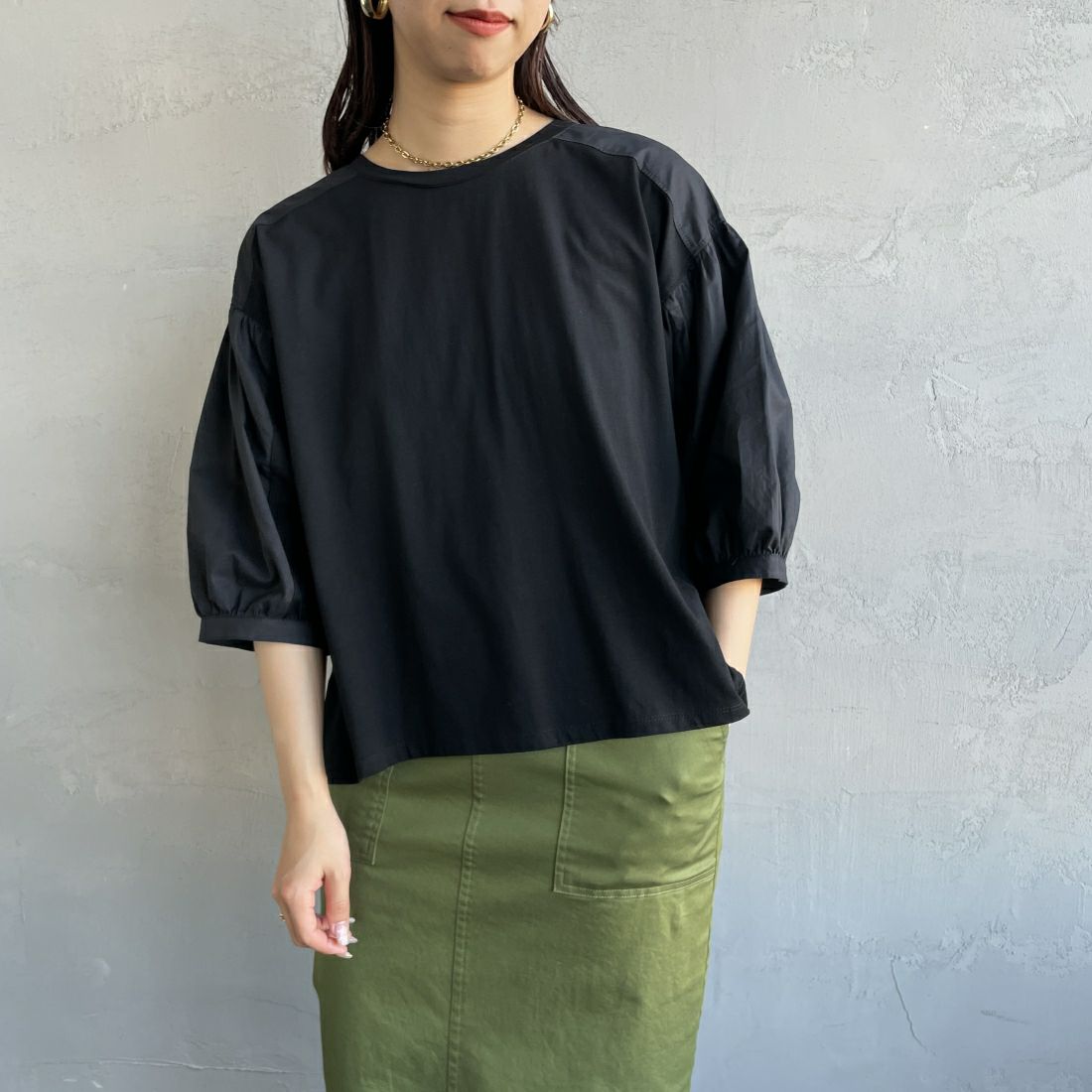 Maison de L'allure [メゾン ドゥ ラリュール] 異素材ドッキング 袖ボリュームプルオーバーカットソー [24112010] 09 BLACK &&モデル身長：163cm 着用サイズ：F&&
