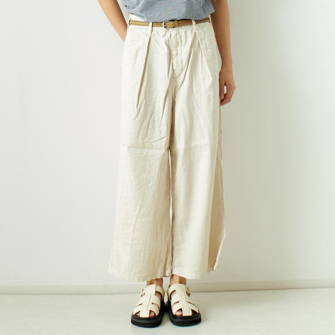 SOMETHING [サムシング] 別注 ベルト付きタックワイドパンツ [SN765S-JF] 9434 IVORY &&モデル身長：167cm 着用サイズ：S&&