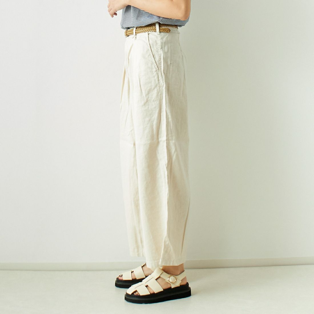 SOMETHING [サムシング] 別注 ベルト付きタックワイドパンツ [SN765S-JF] 9434 IVORY &&モデル身長：167cm 着用サイズ：S&&