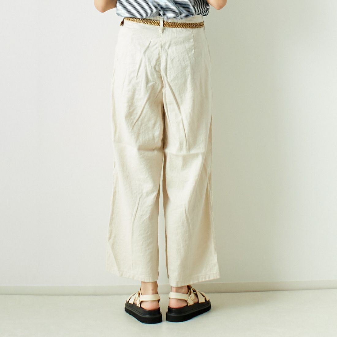 SOMETHING [サムシング] 別注 ベルト付きタックワイドパンツ [SN765S-JF] 9434 IVORY &&モデル身長：167cm 着用サイズ：S&&