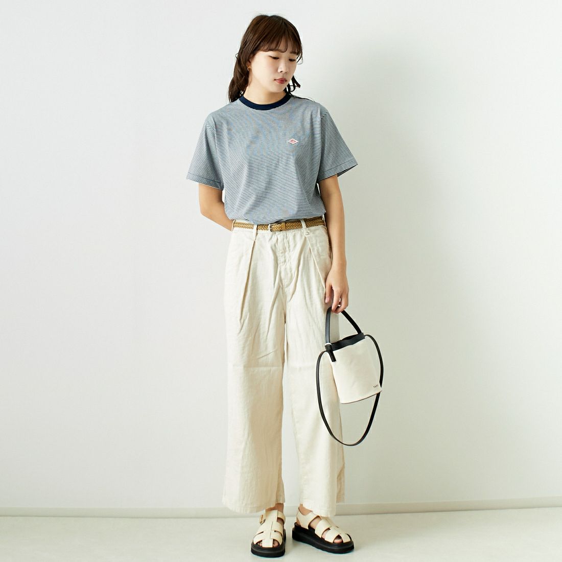 SOMETHING [サムシング] 別注 ベルト付きタックワイドパンツ [SN765S-JF] 9434 IVORY &&モデル身長：167cm 着用サイズ：S&&