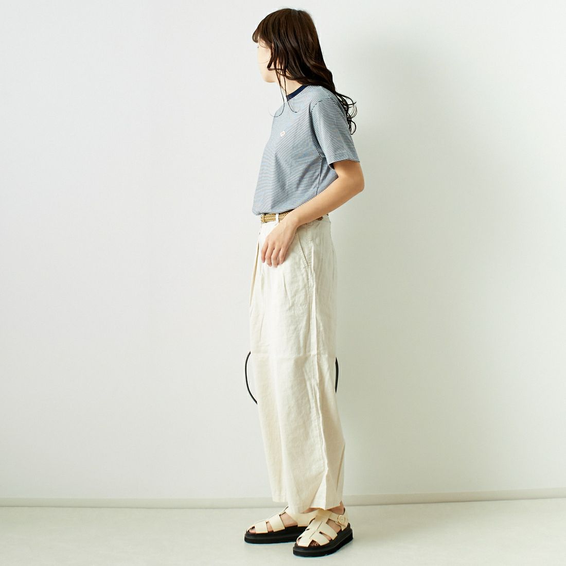 SOMETHING [サムシング] 別注 ベルト付きタックワイドパンツ [SN765S-JF] 9434 IVORY &&モデル身長：167cm 着用サイズ：S&&