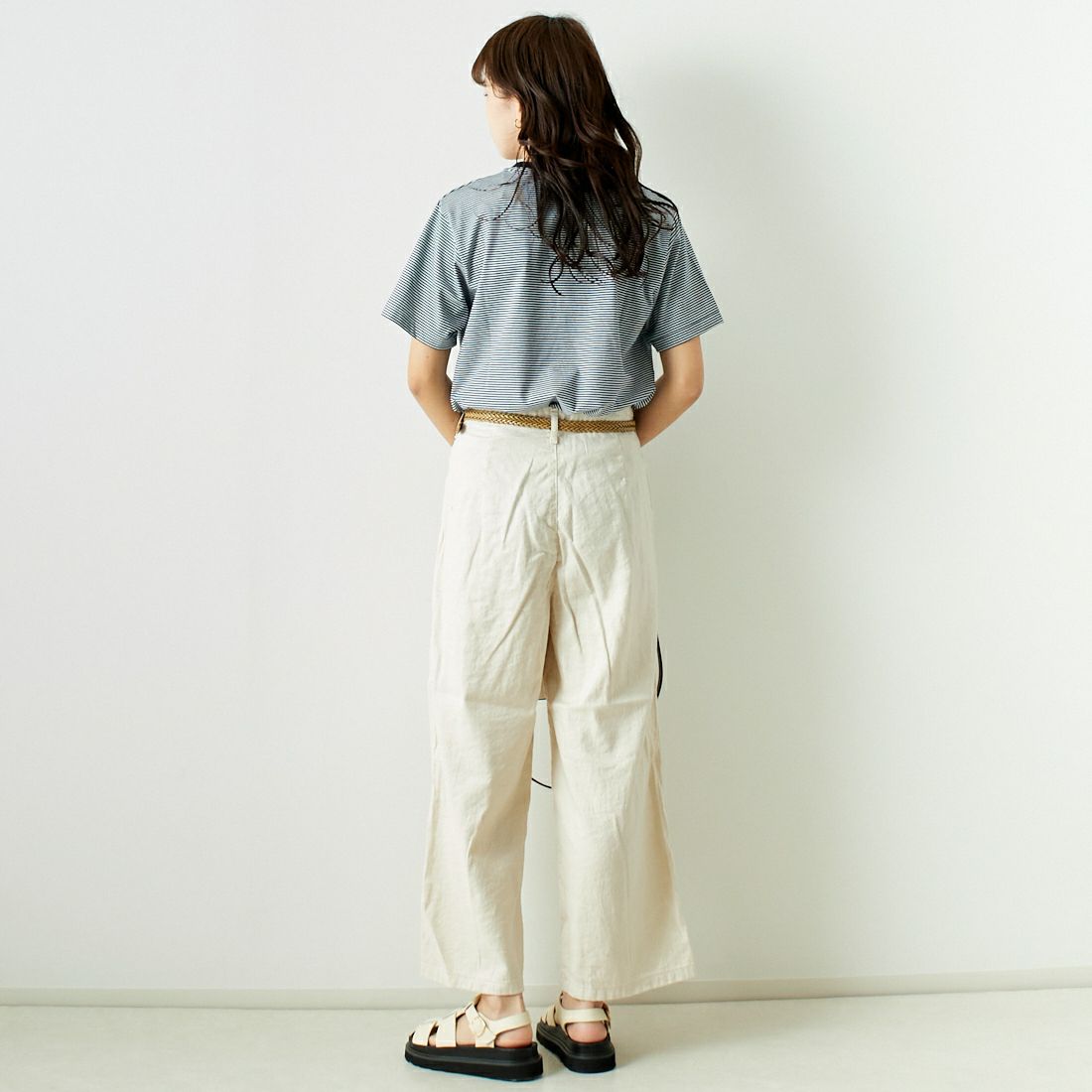 SOMETHING [サムシング] 別注 ベルト付きタックワイドパンツ [SN765S-JF] 9434 IVORY &&モデル身長：167cm 着用サイズ：S&&