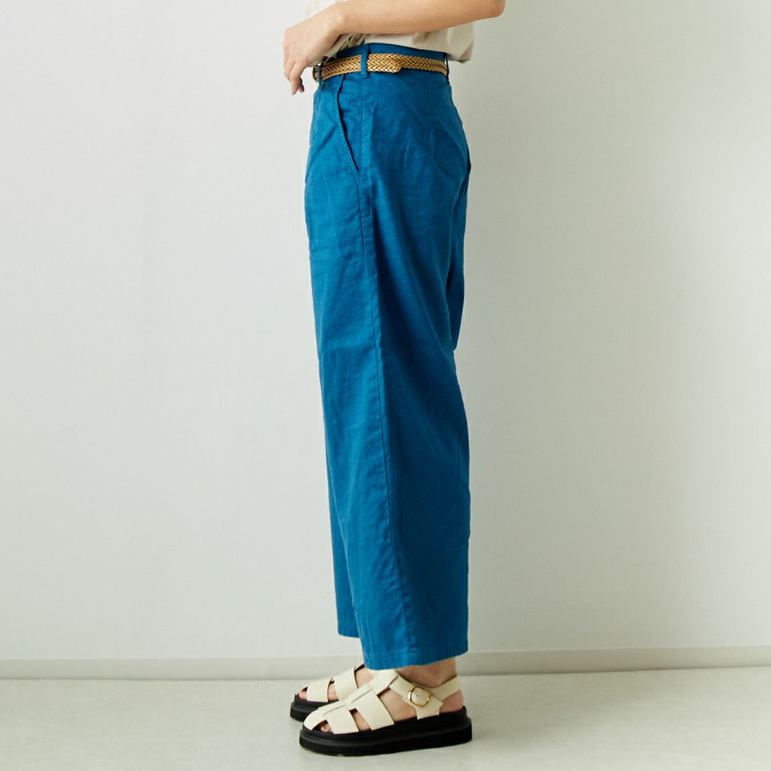SOMETHING [サムシング] 別注 ベルト付きタックワイドパンツ [SN765S-JF] 9442 BLUE &&モデル身長：167cm 着用サイズ：S&&